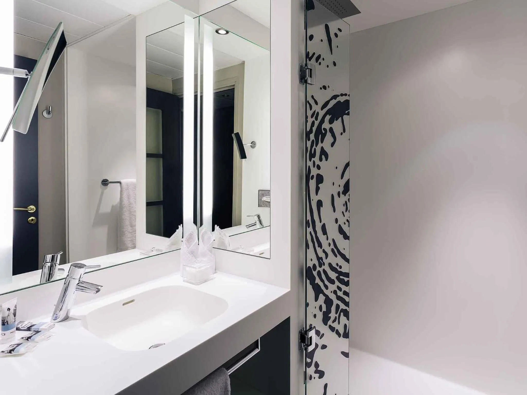 Bedroom in Hotel De Bourbon Grand Hotel Mercure Bourges