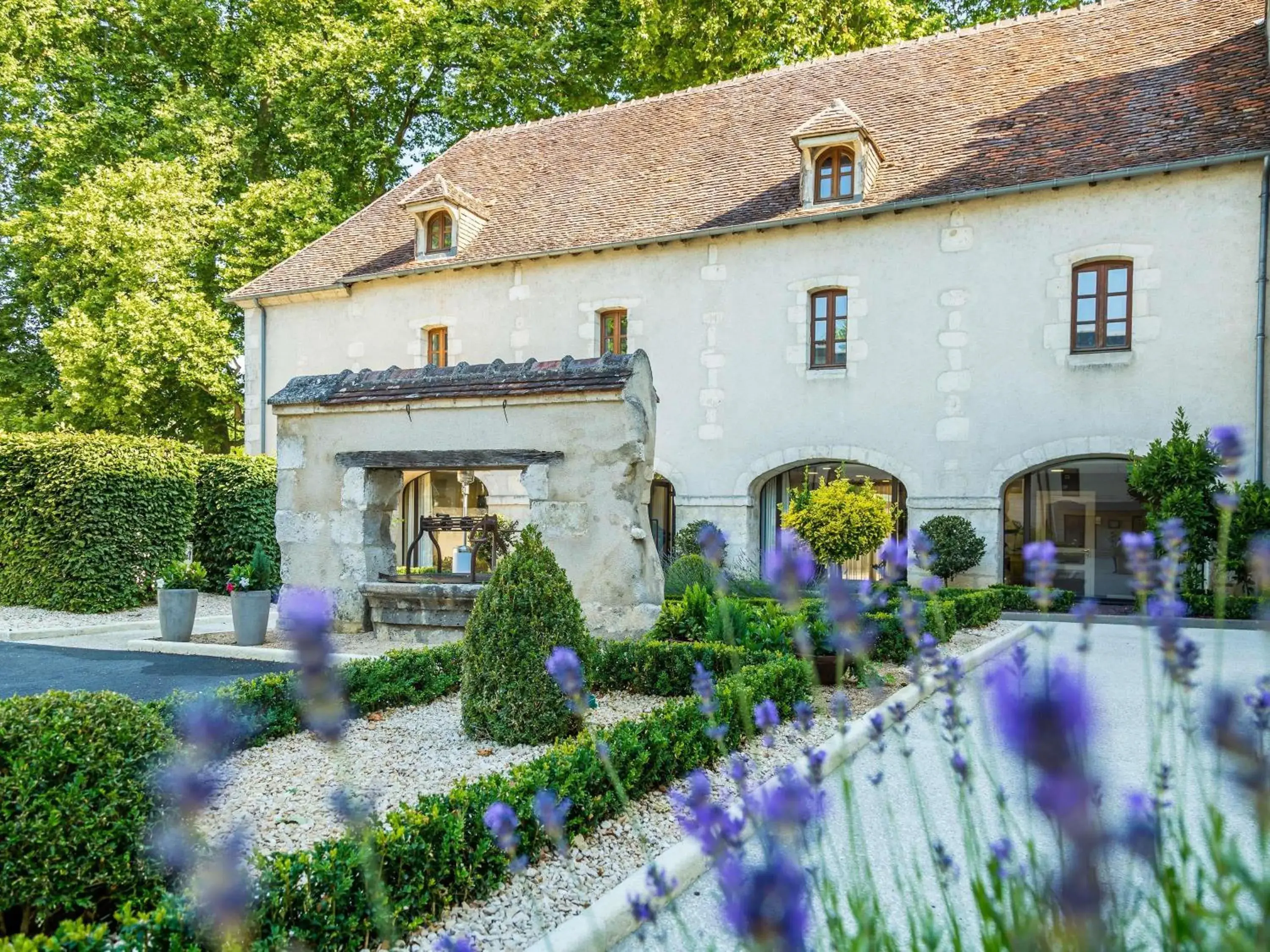 Property building in Hotel De Bourbon Grand Hotel Mercure Bourges Property building in Hotel De Bourbon Grand Hotel Mercure Bourges