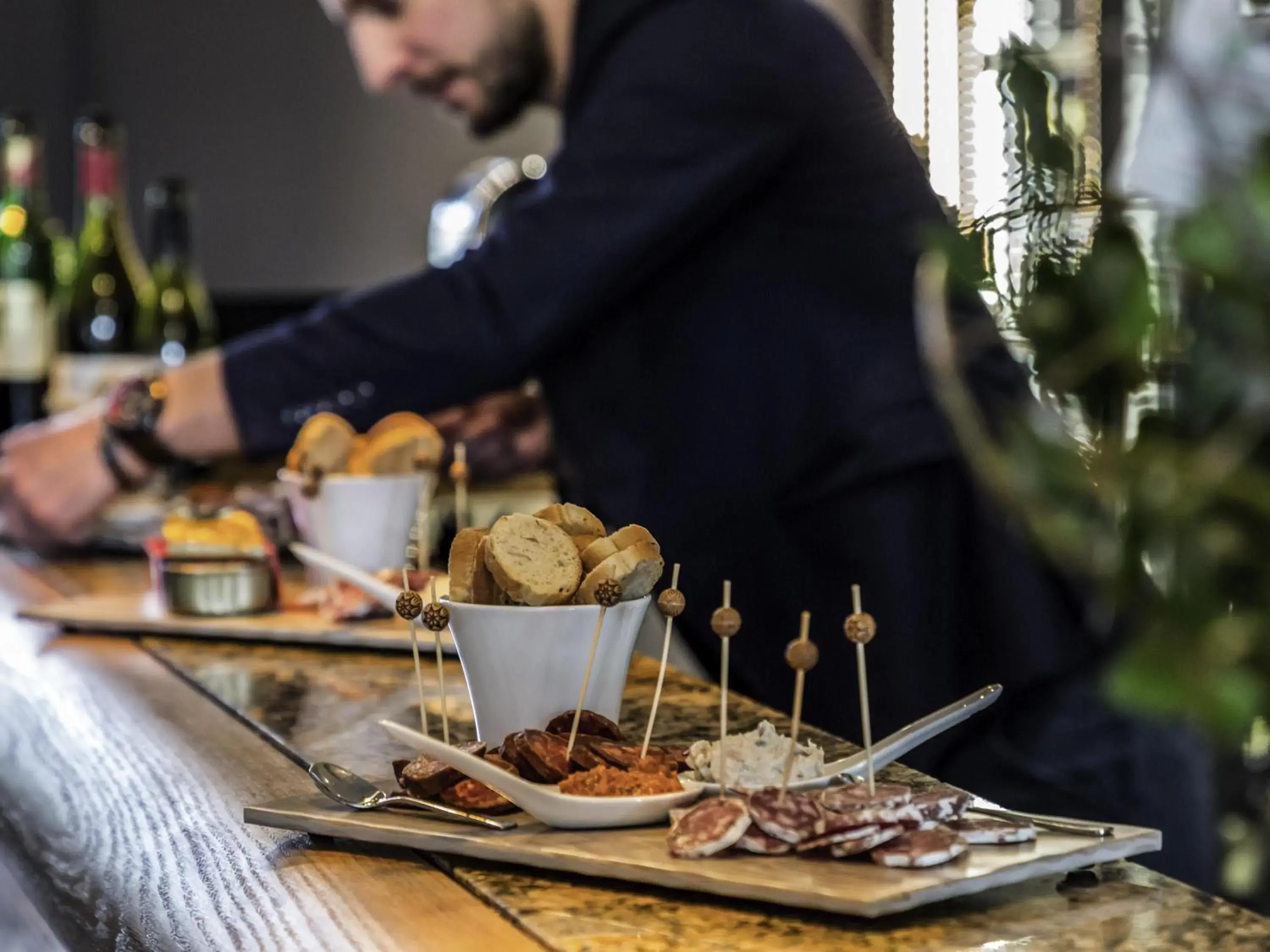 Lounge or bar in Hotel De Bourbon Grand Hotel Mercure Bourges Lounge or bar in Hotel De Bourbon Grand Hotel Mercure Bourges