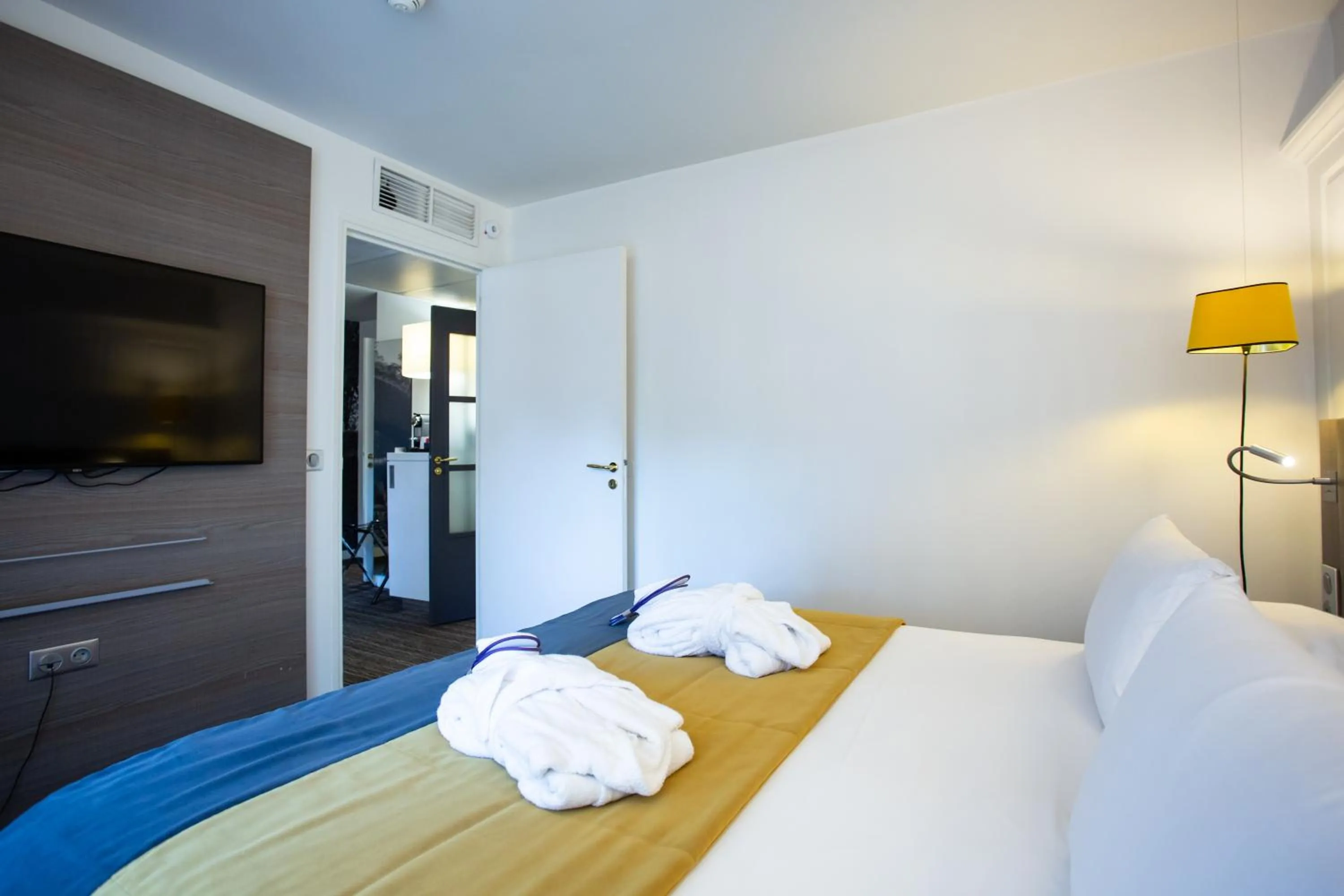 Bedroom, Bed in Hotel De Bourbon Grand Hotel Mercure Bourges