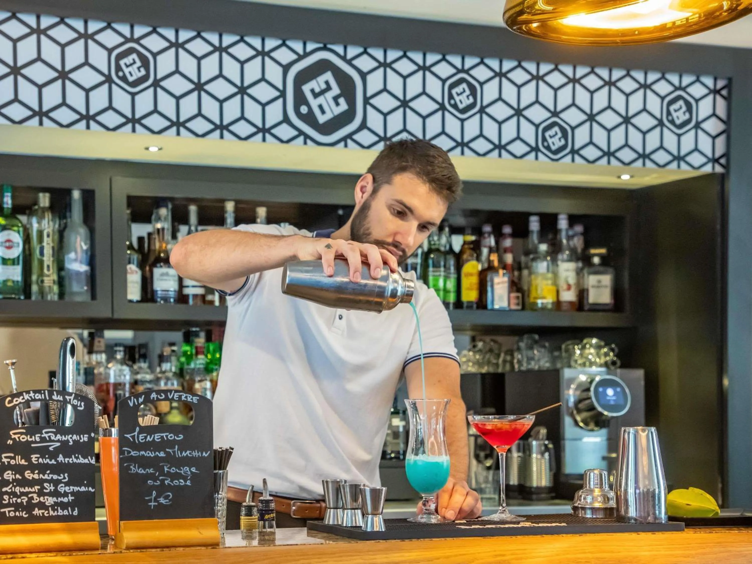 Lounge or bar in Hotel De Bourbon Grand Hotel Mercure Bourges