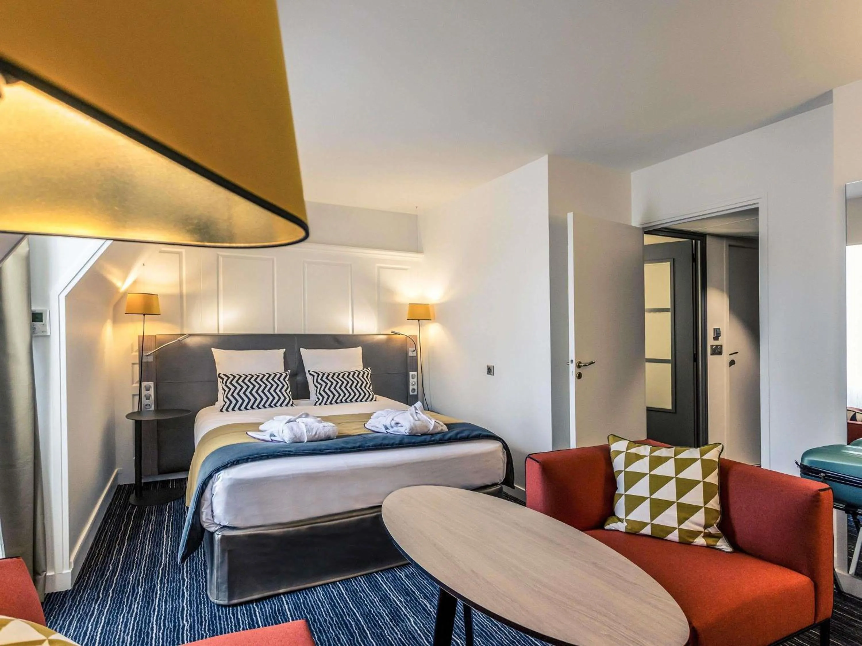 Bedroom, Bed in Hotel De Bourbon Grand Hotel Mercure Bourges