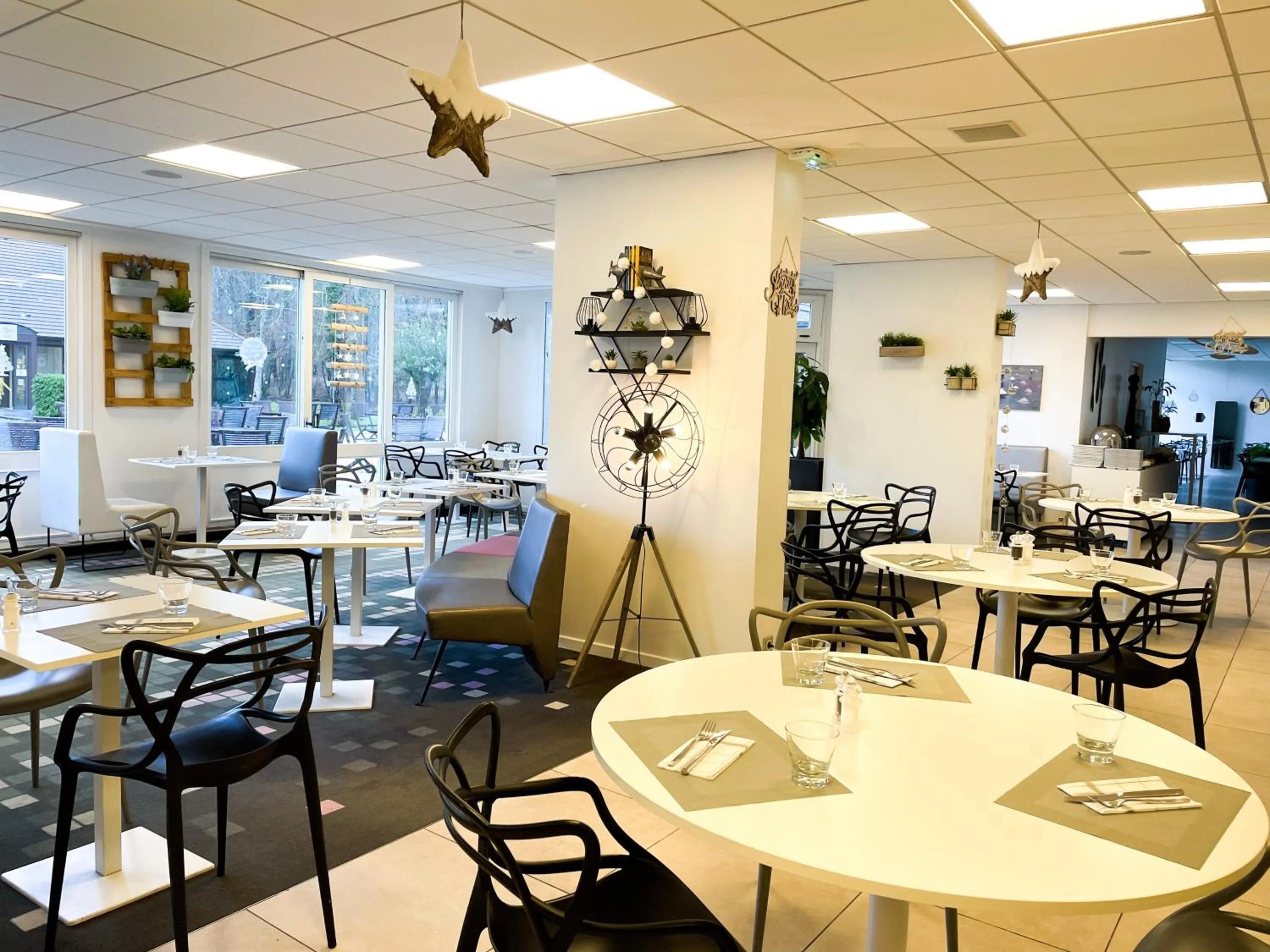 Restaurant/places to eat in Novotel Fontainebleau Ury