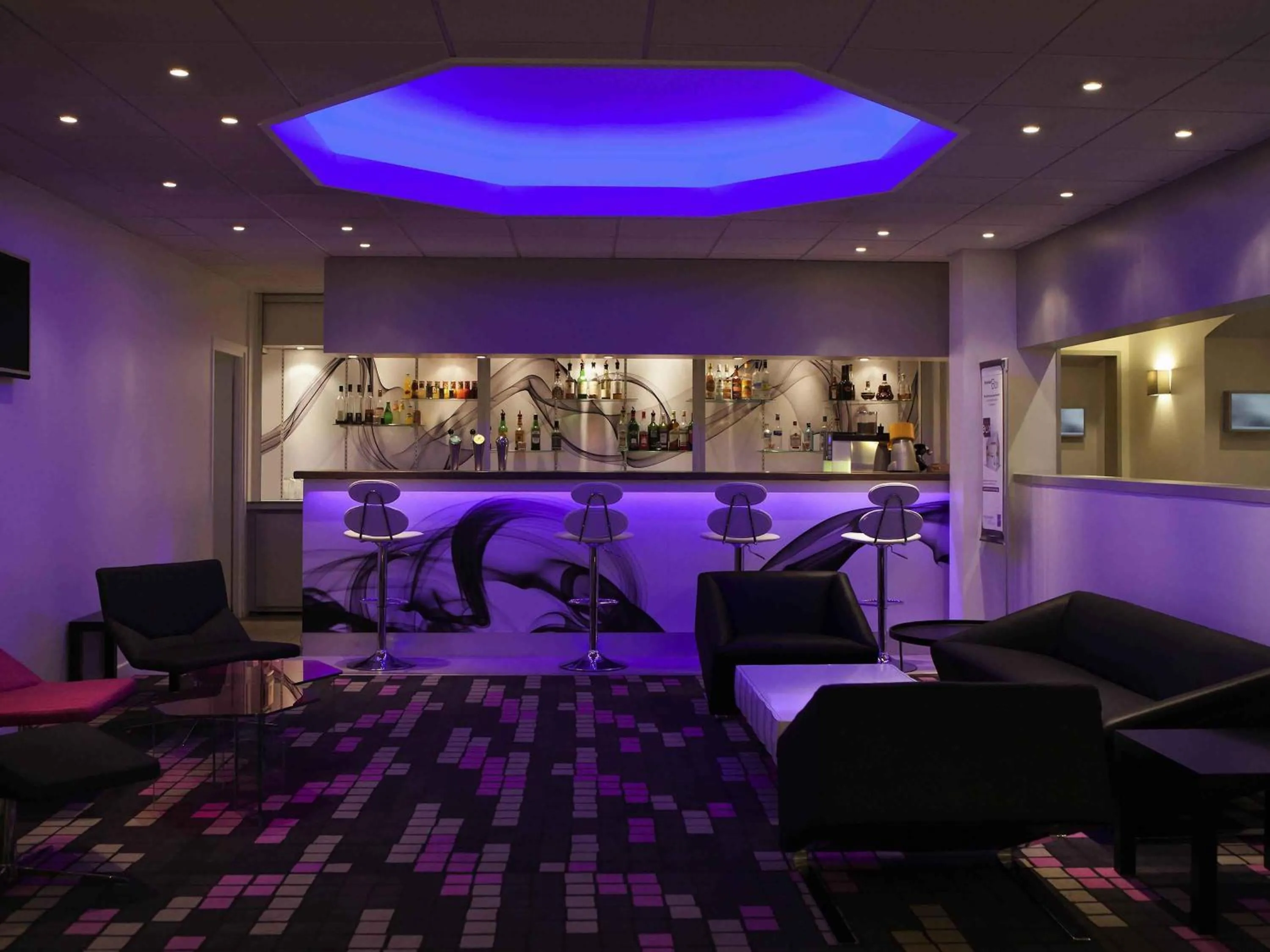 Lounge or bar in Novotel Fontainebleau Ury