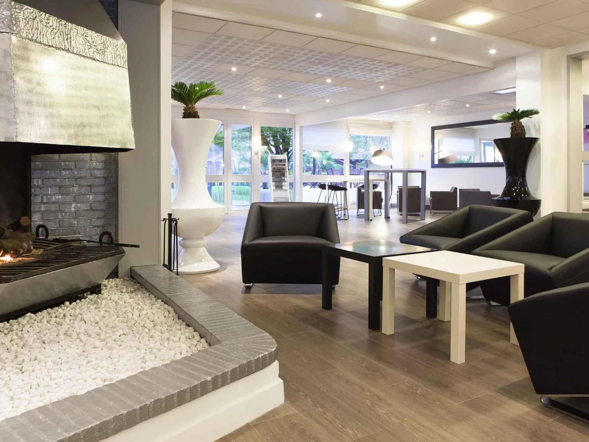 Lounge or bar in Novotel Fontainebleau Ury