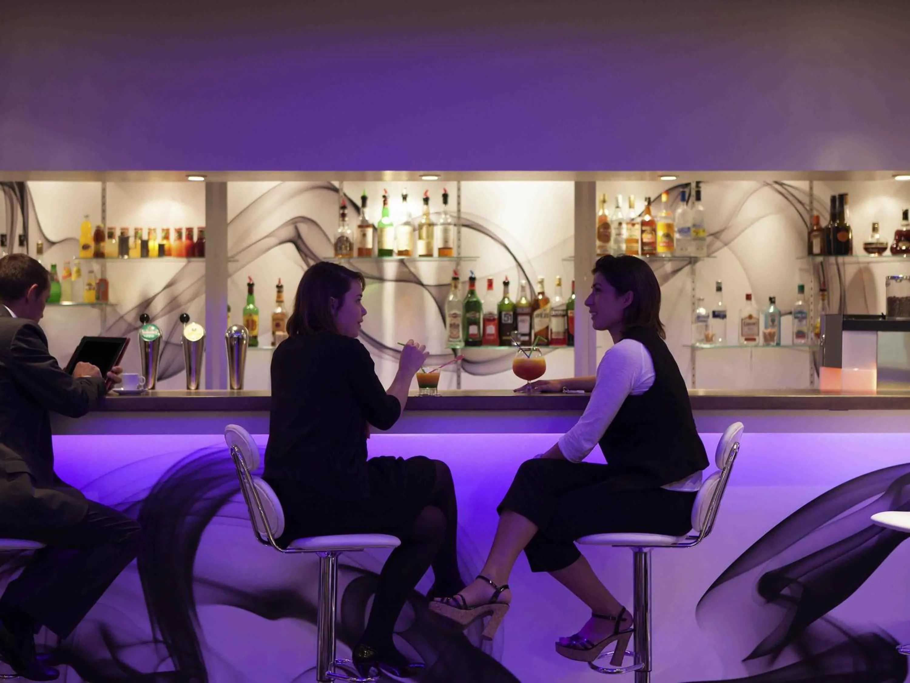 Lounge or bar in Novotel Fontainebleau Ury