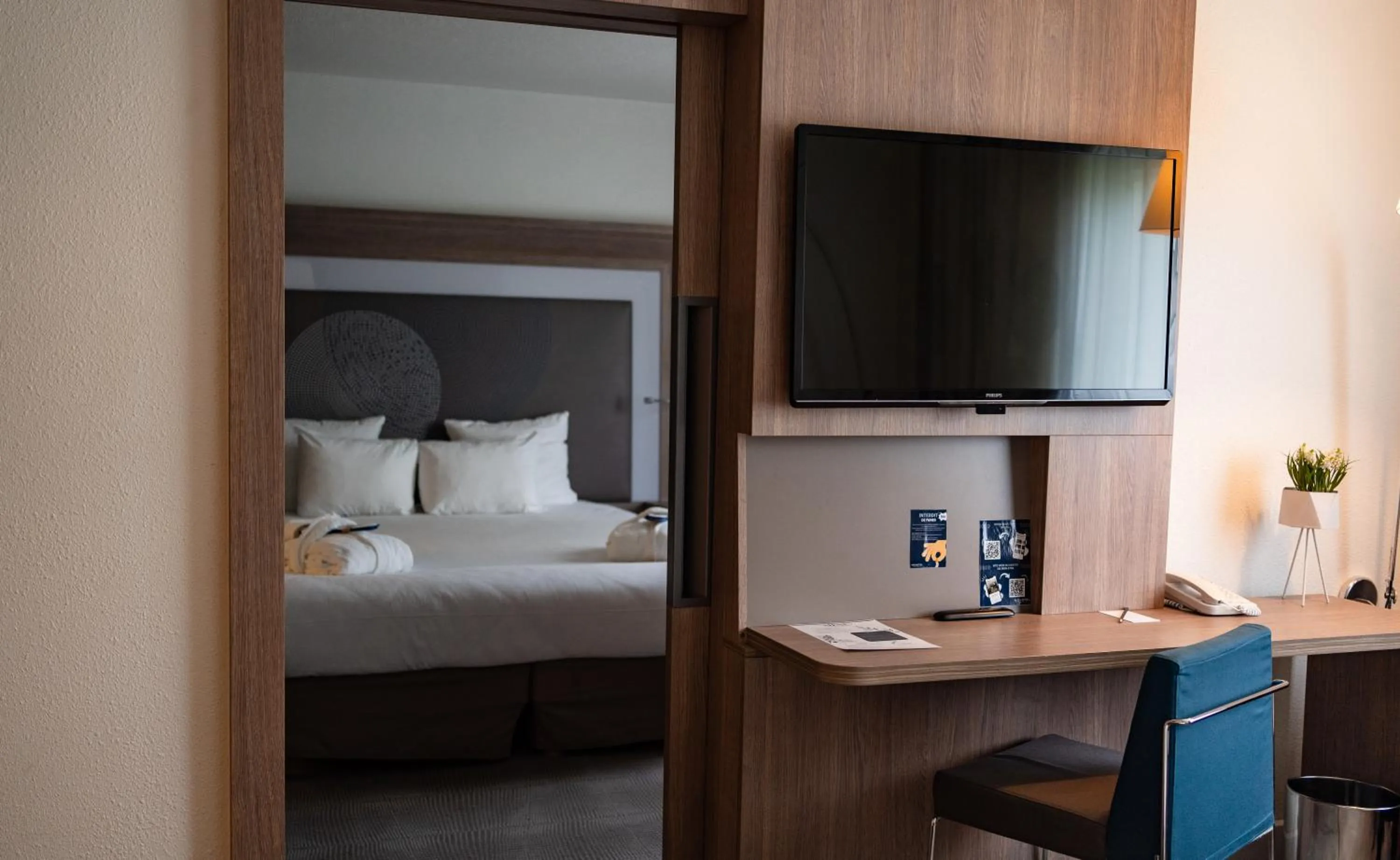 Bedroom, Bed in Novotel Fontainebleau Ury