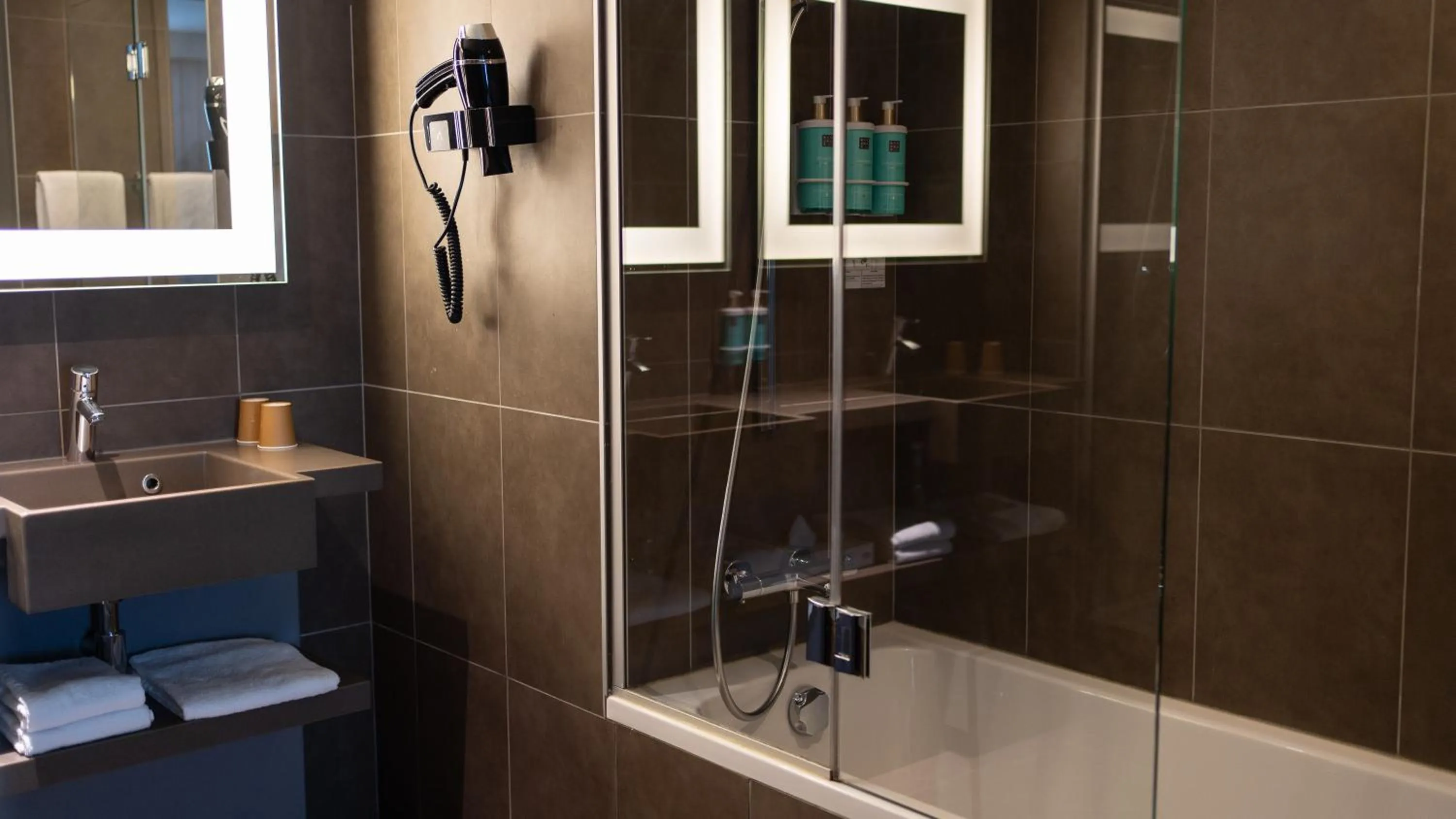 Bathroom in Novotel Fontainebleau Ury