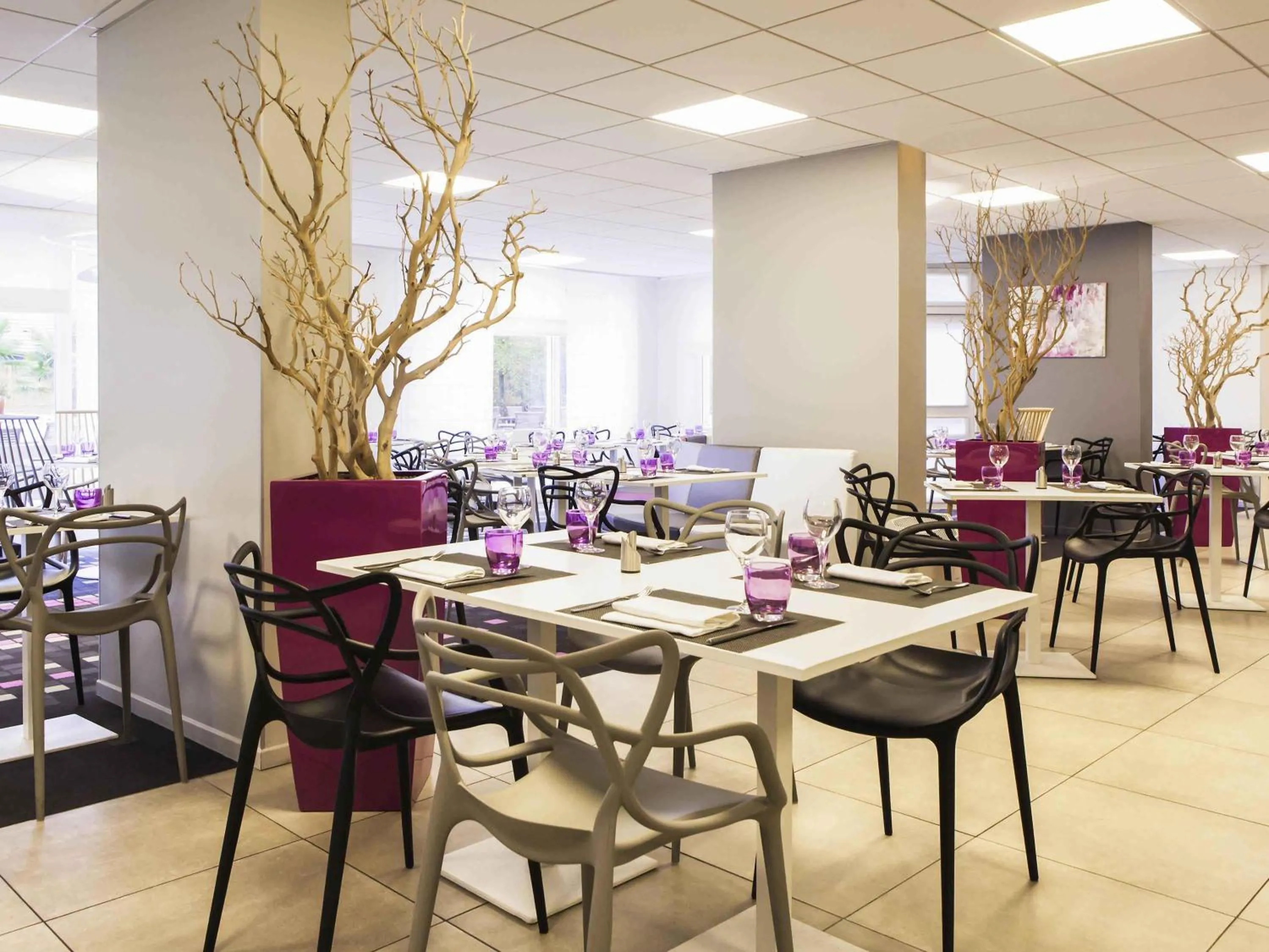 Restaurant/places to eat in Novotel Fontainebleau Ury