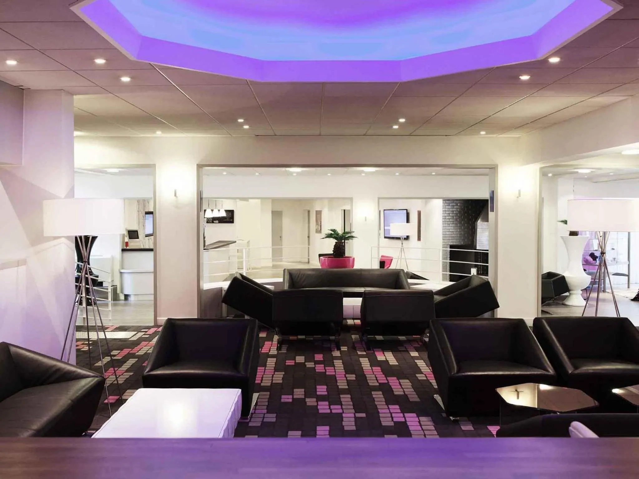 Lounge or bar in Novotel Fontainebleau Ury