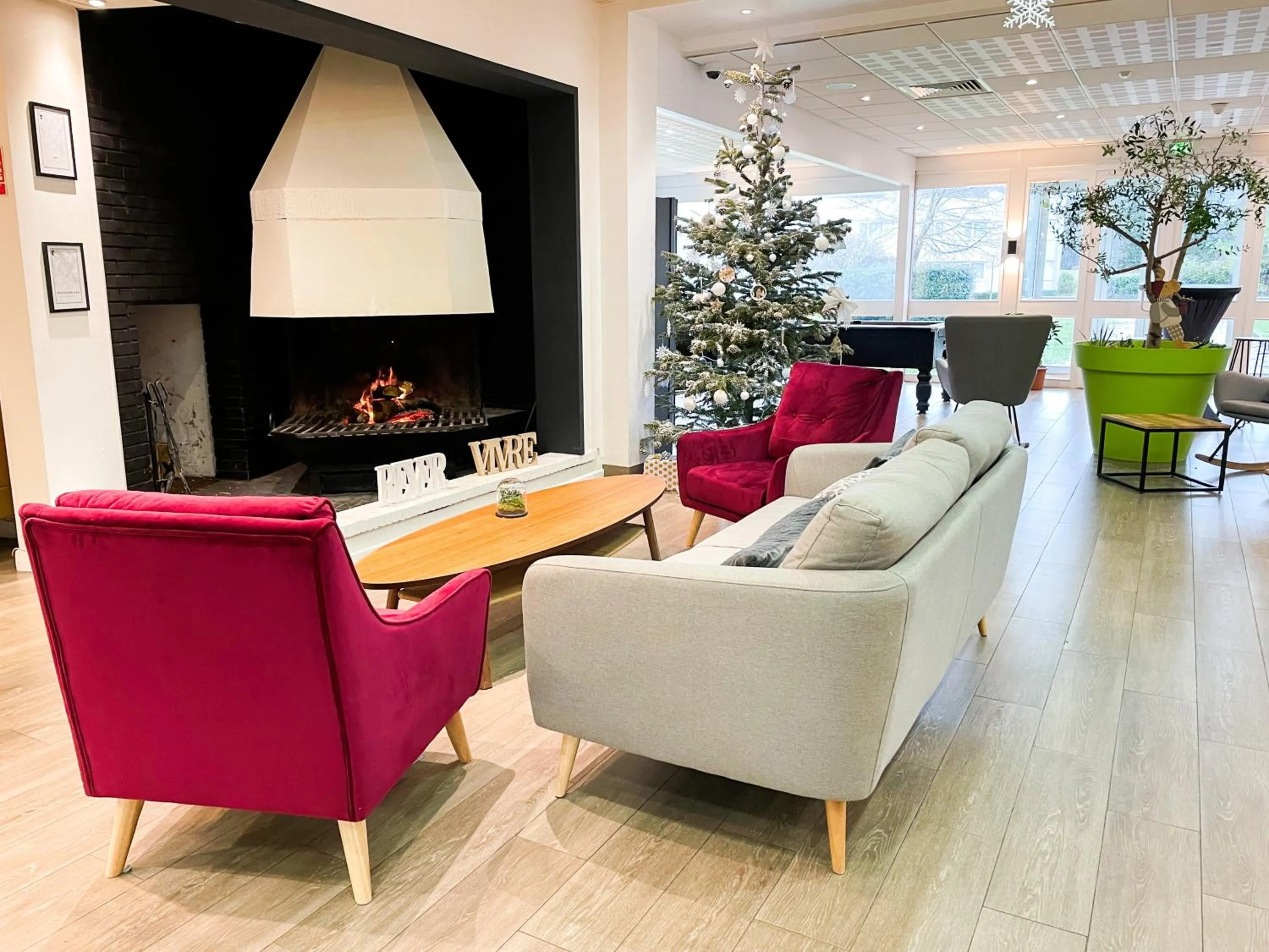 Lobby or reception in Novotel Fontainebleau Ury