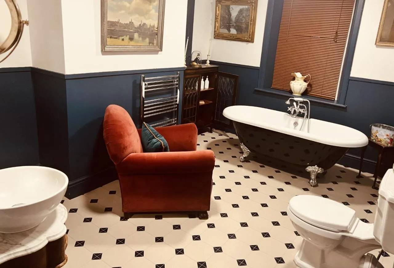Deluxe King Suite in Mollys Boutique Hotel