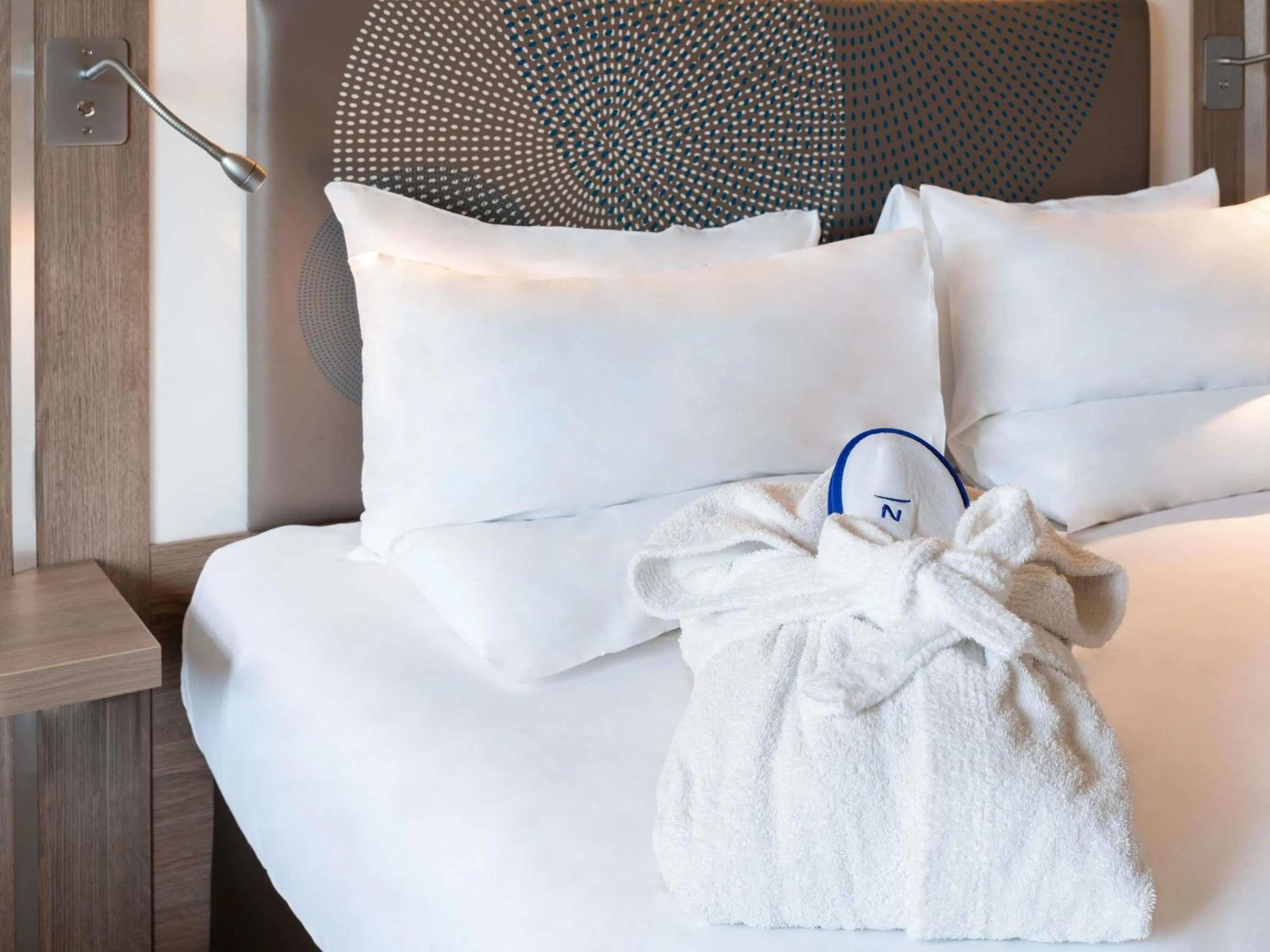 Bedroom, Bed in Novotel Paris 17