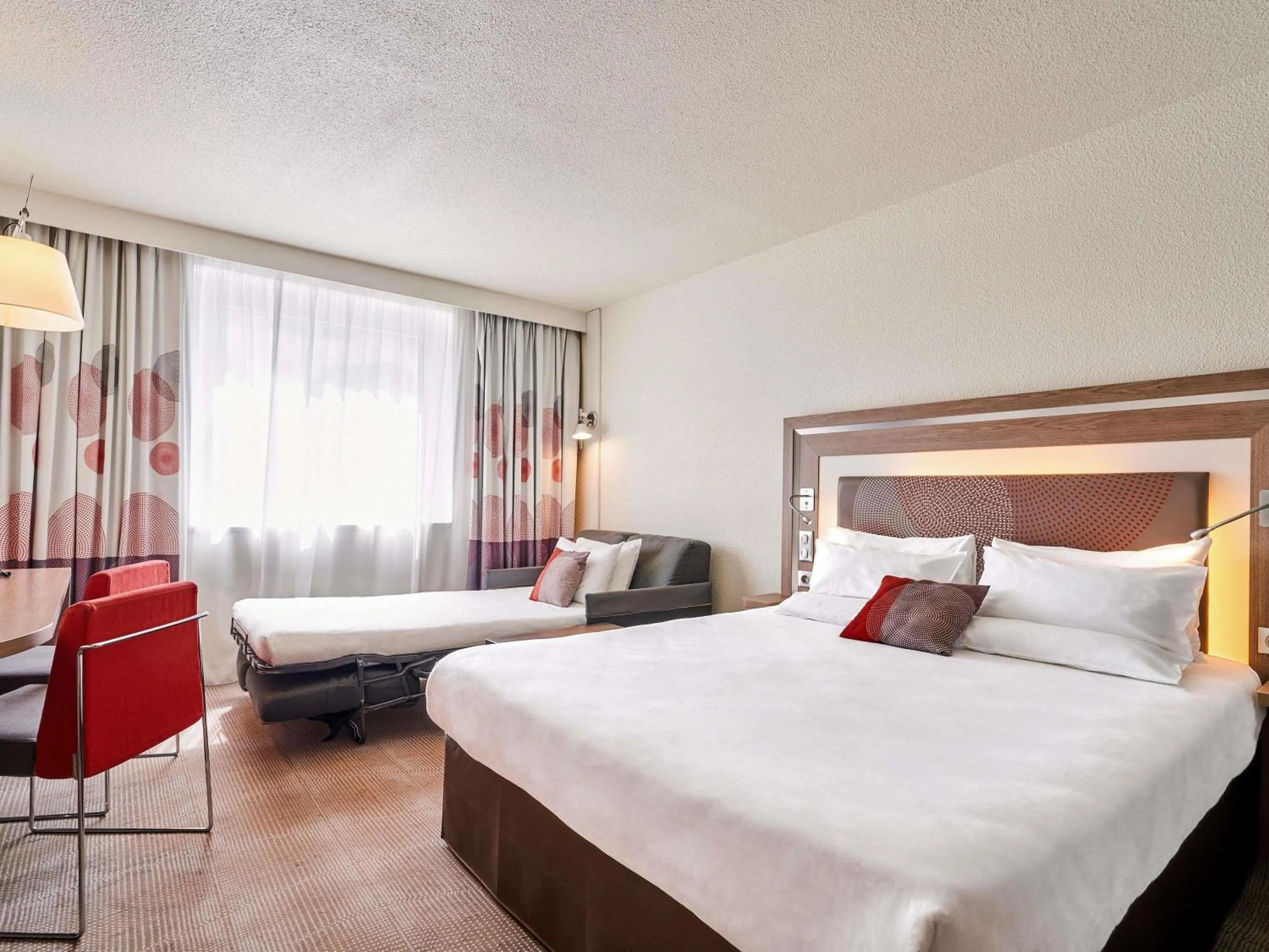 Bedroom, Bed in Novotel Paris 17