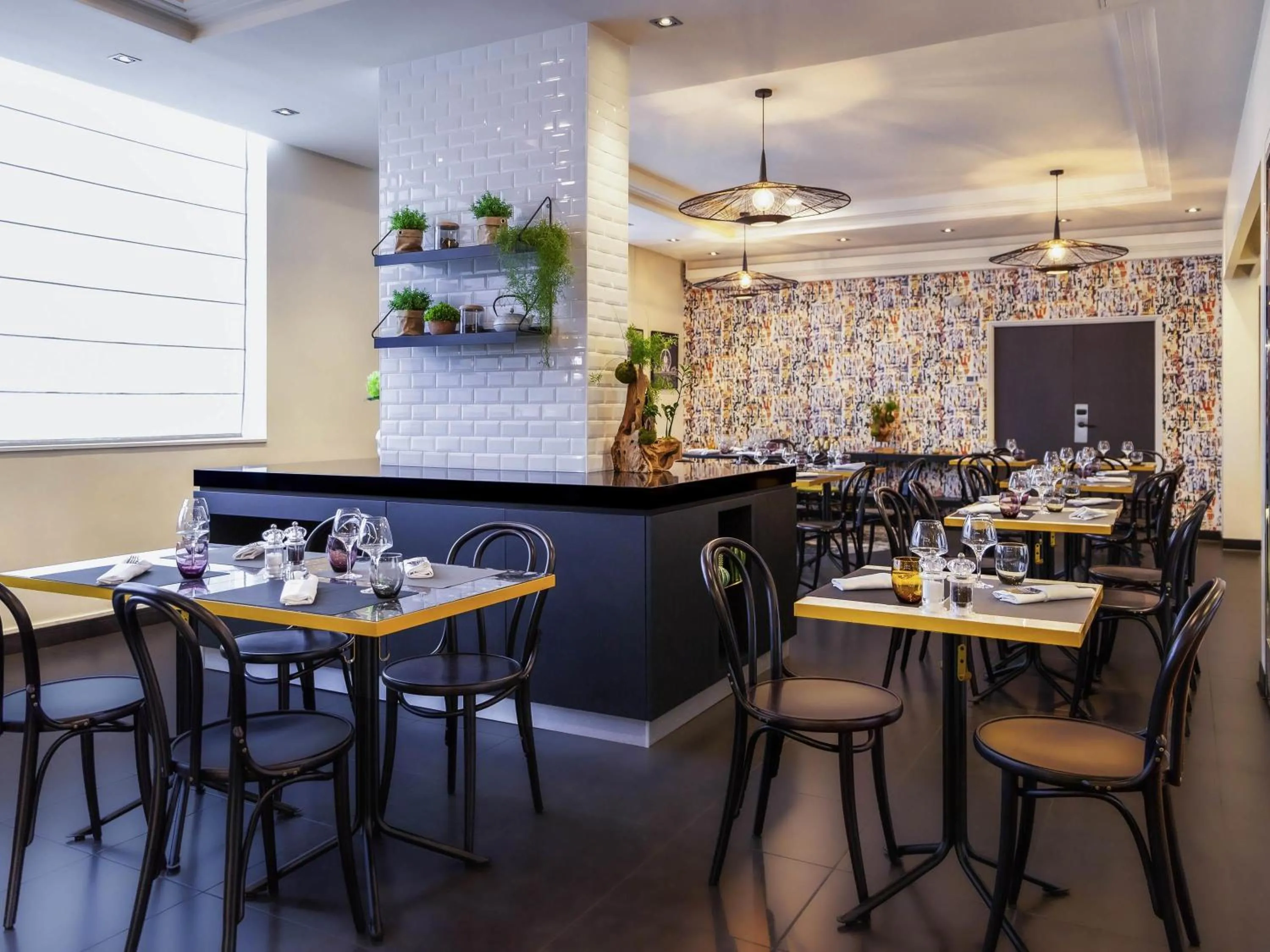 Restaurant/places to eat in Novotel Paris 17