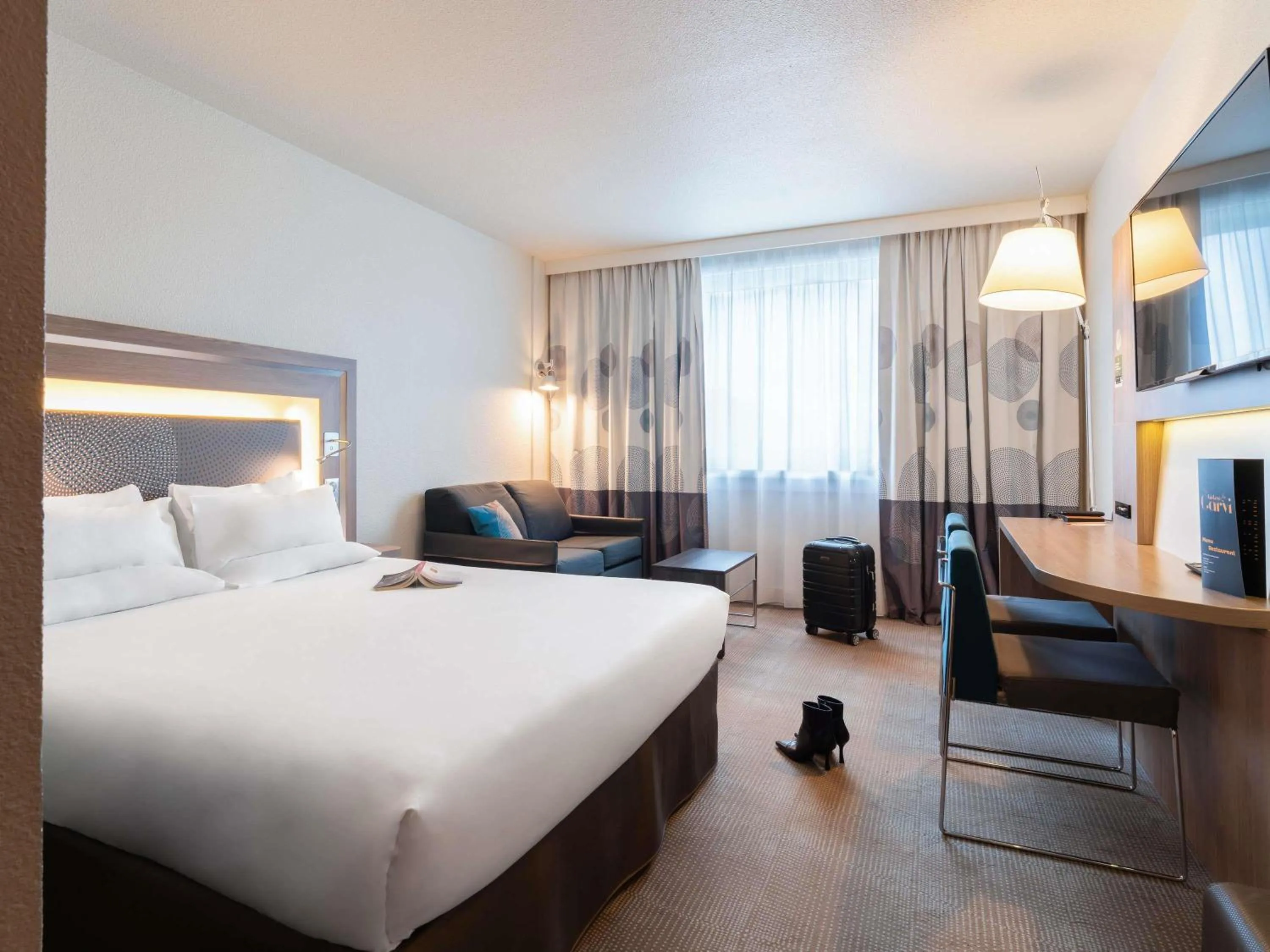 Bedroom, Bed in Novotel Paris 17