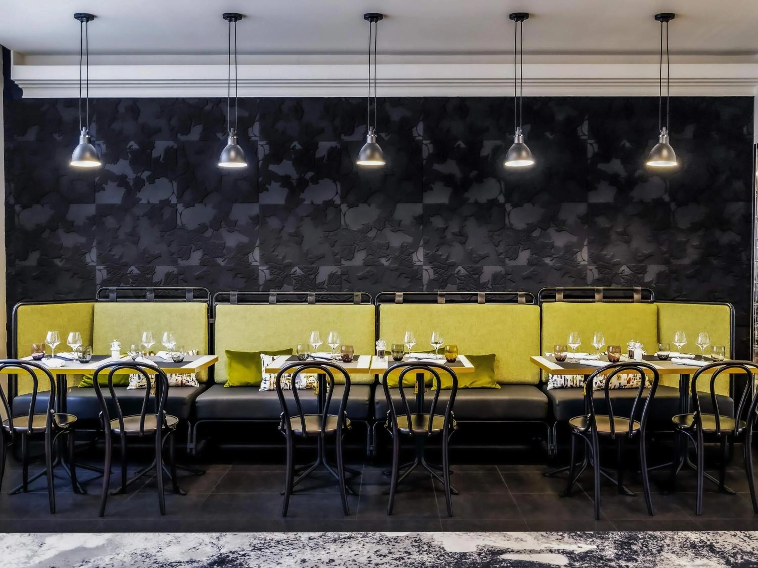 Restaurant/places to eat in Novotel Paris 17