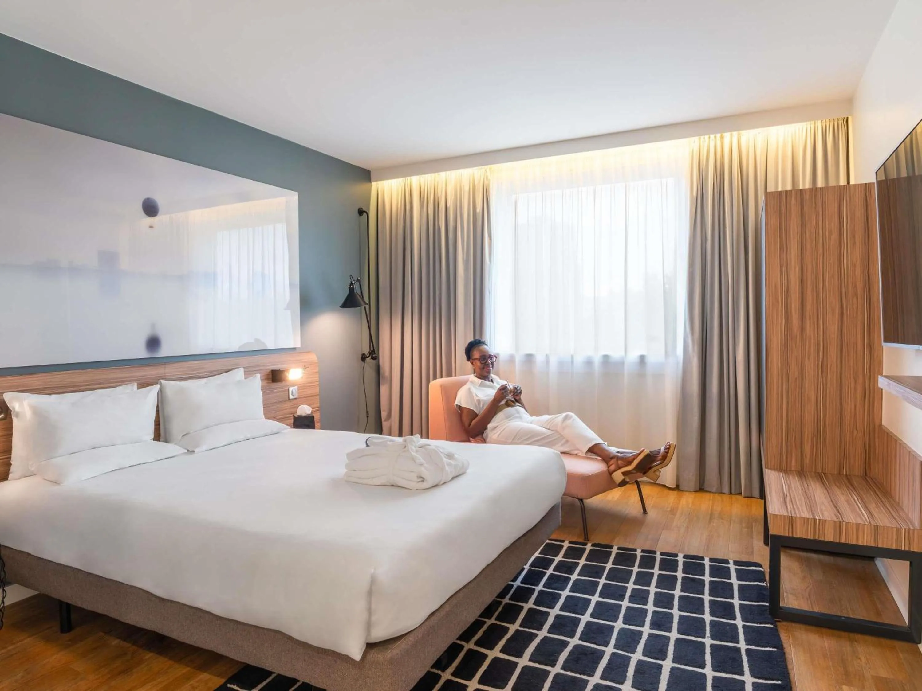 Bedroom, Bed in Novotel Paris 17