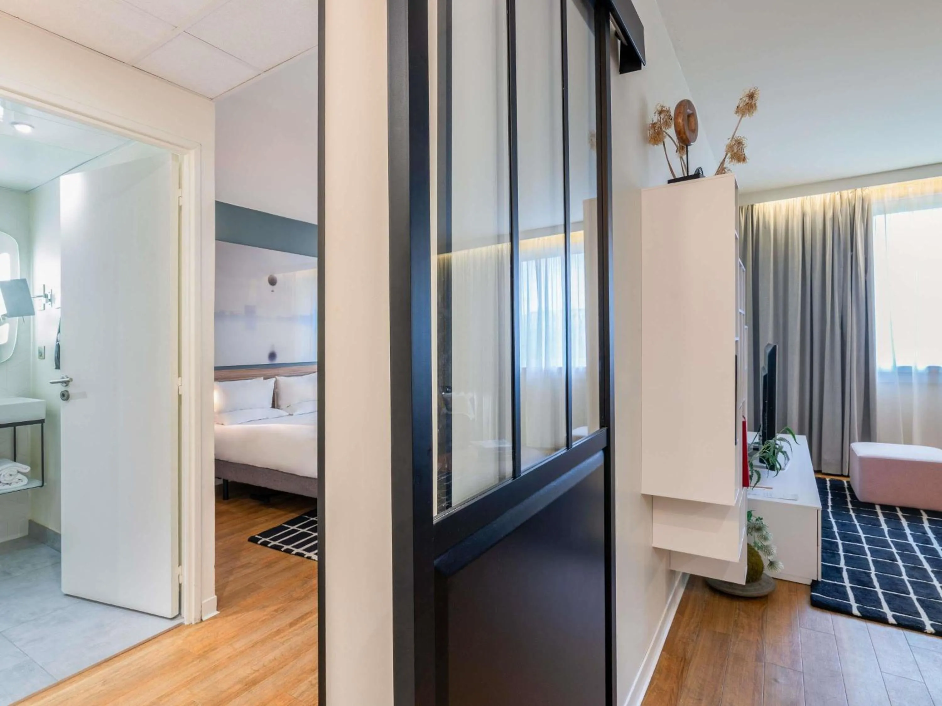 Bedroom, Bed in Novotel Paris 17