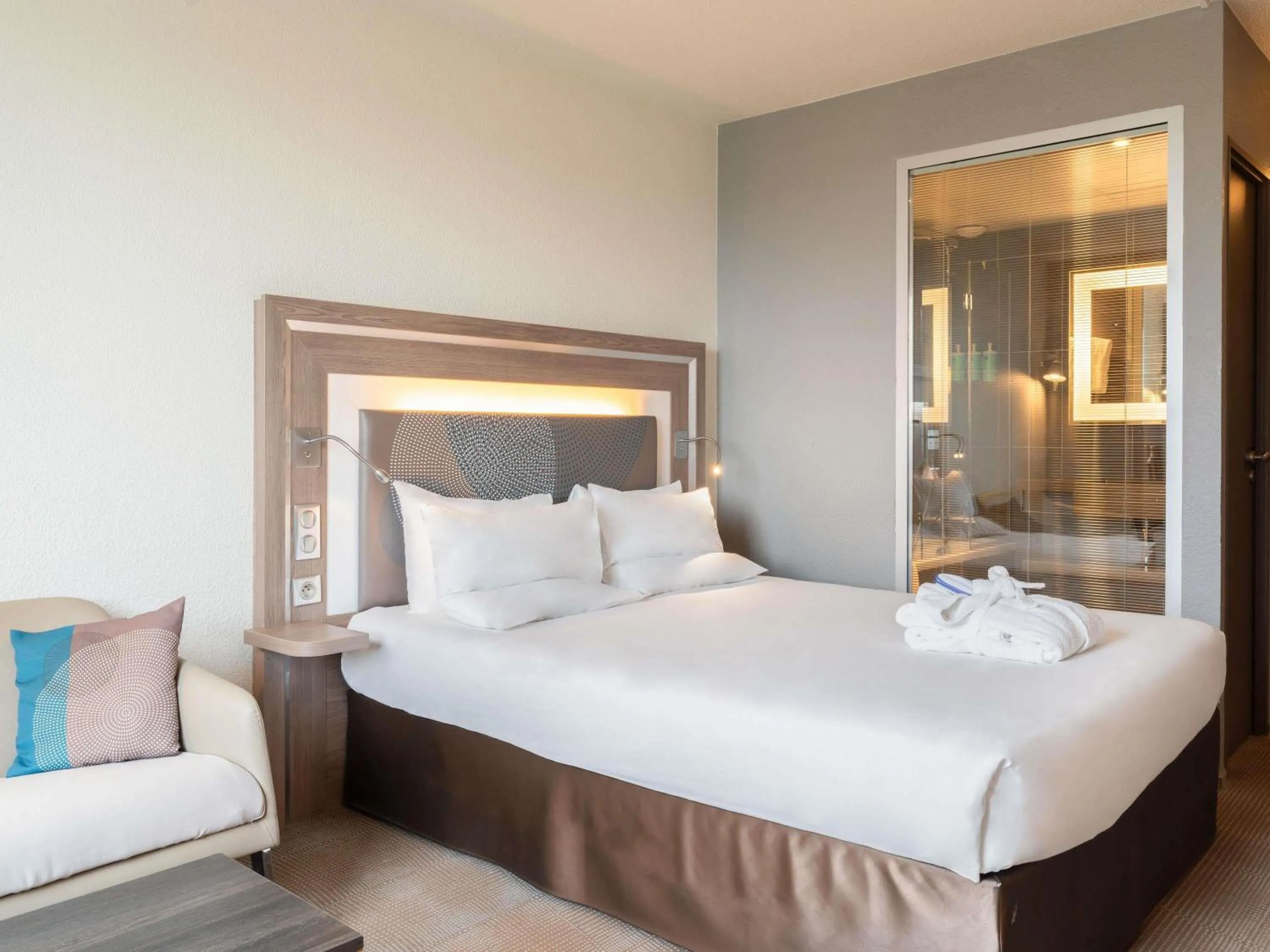 Bedroom, Bed in Novotel Paris 17