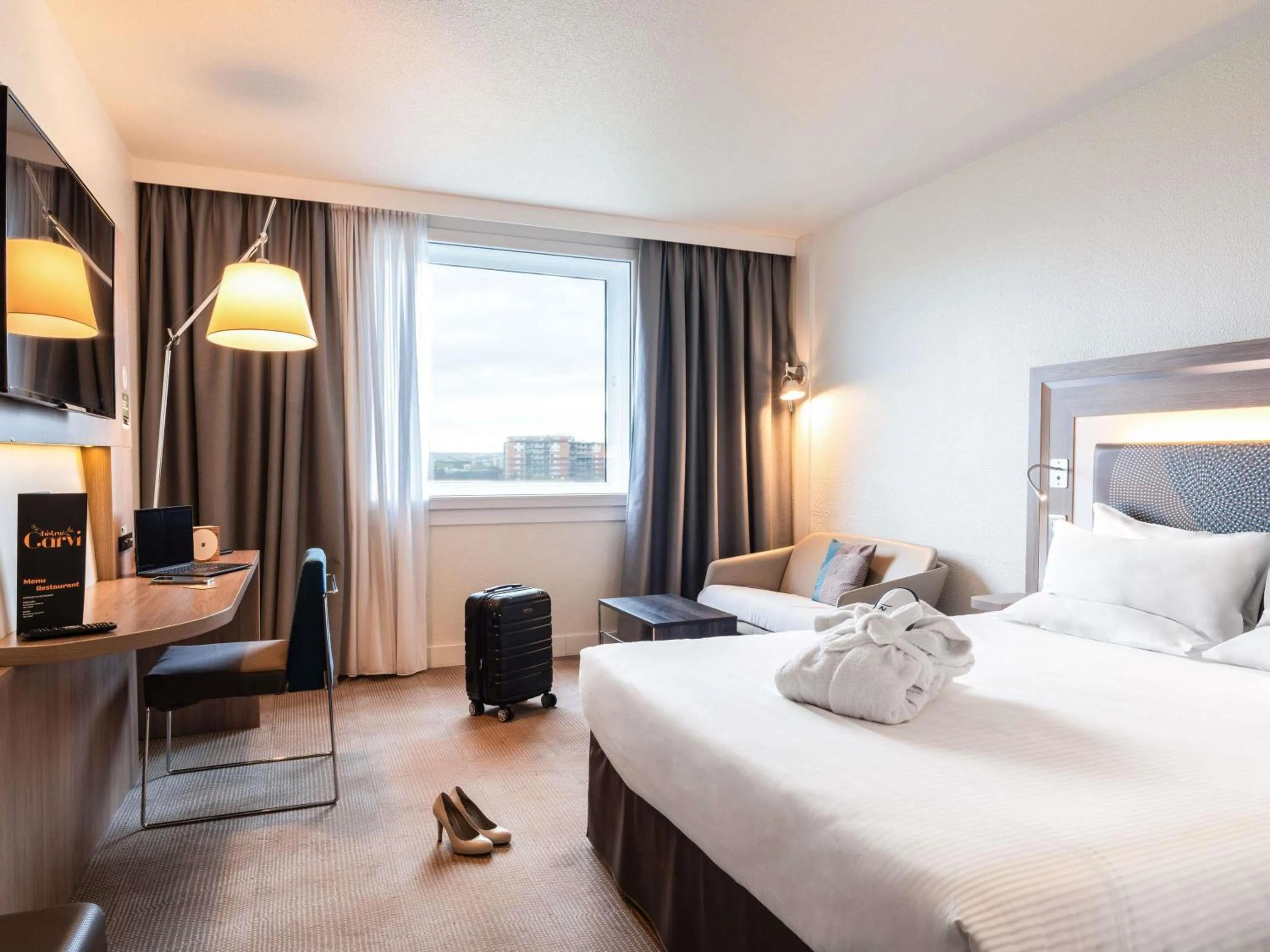 Bedroom, Bed in Novotel Paris 17