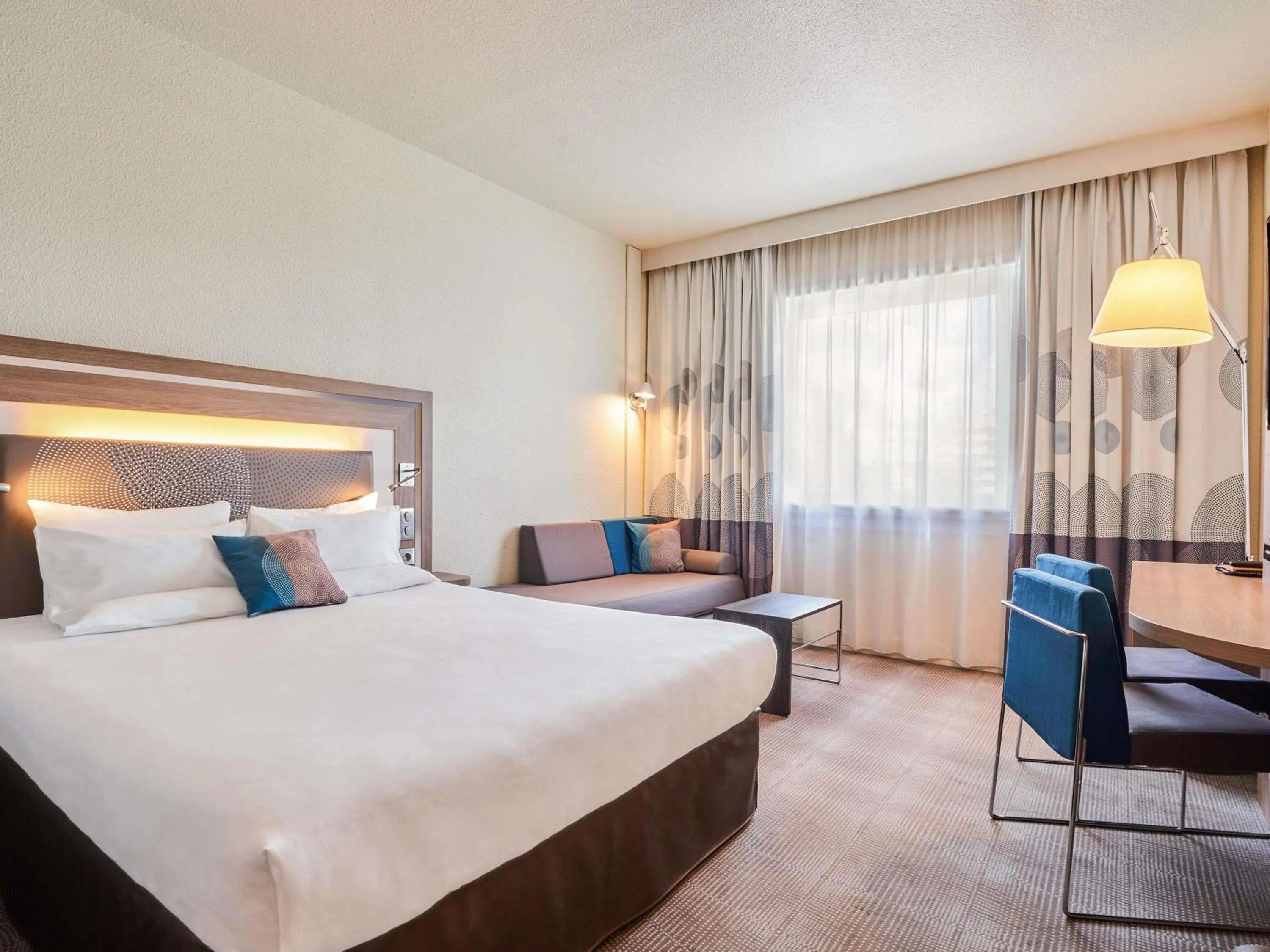 Property building, Bed in Novotel Paris 17