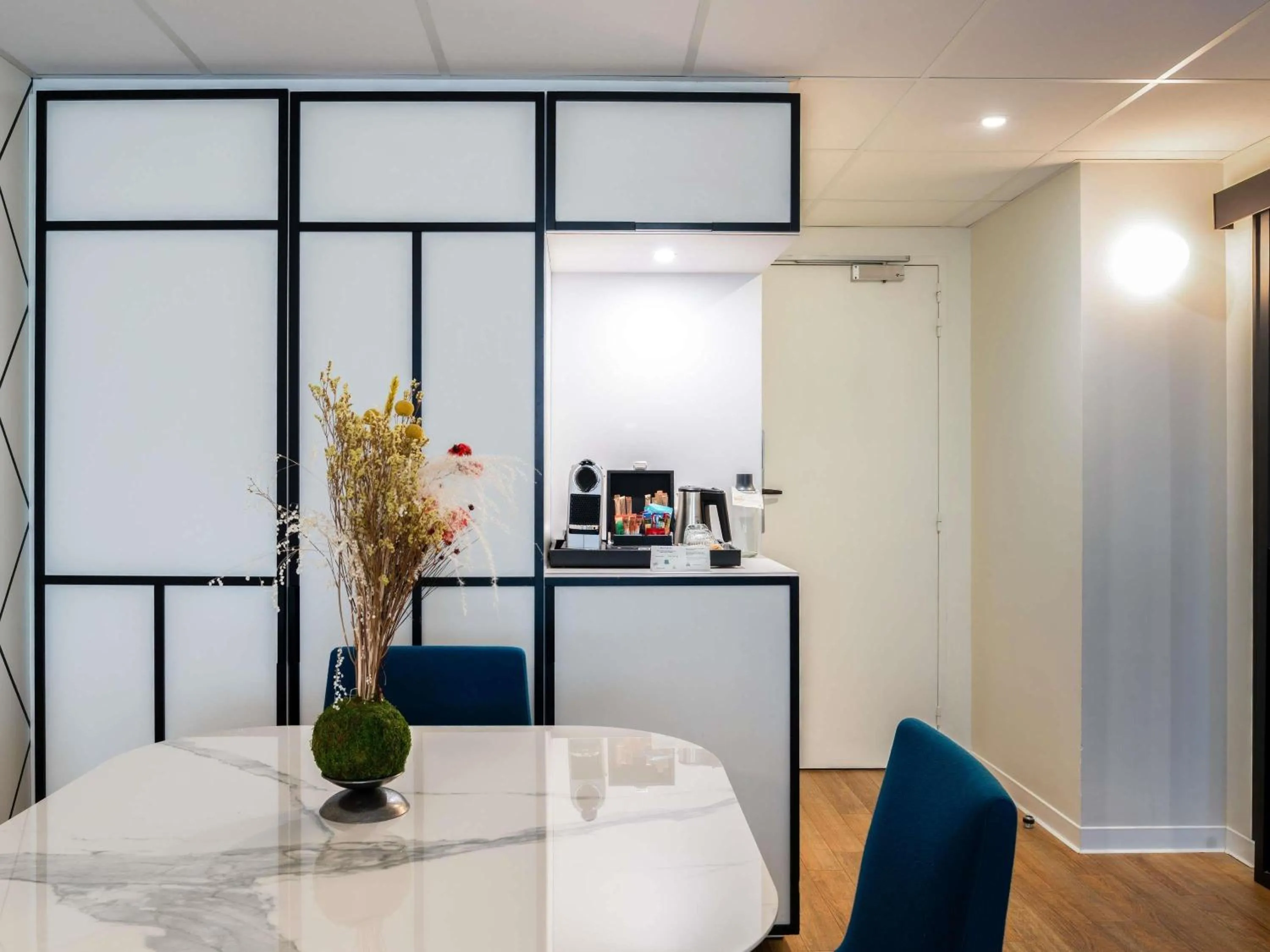 Photo of the whole room in Novotel Paris 17