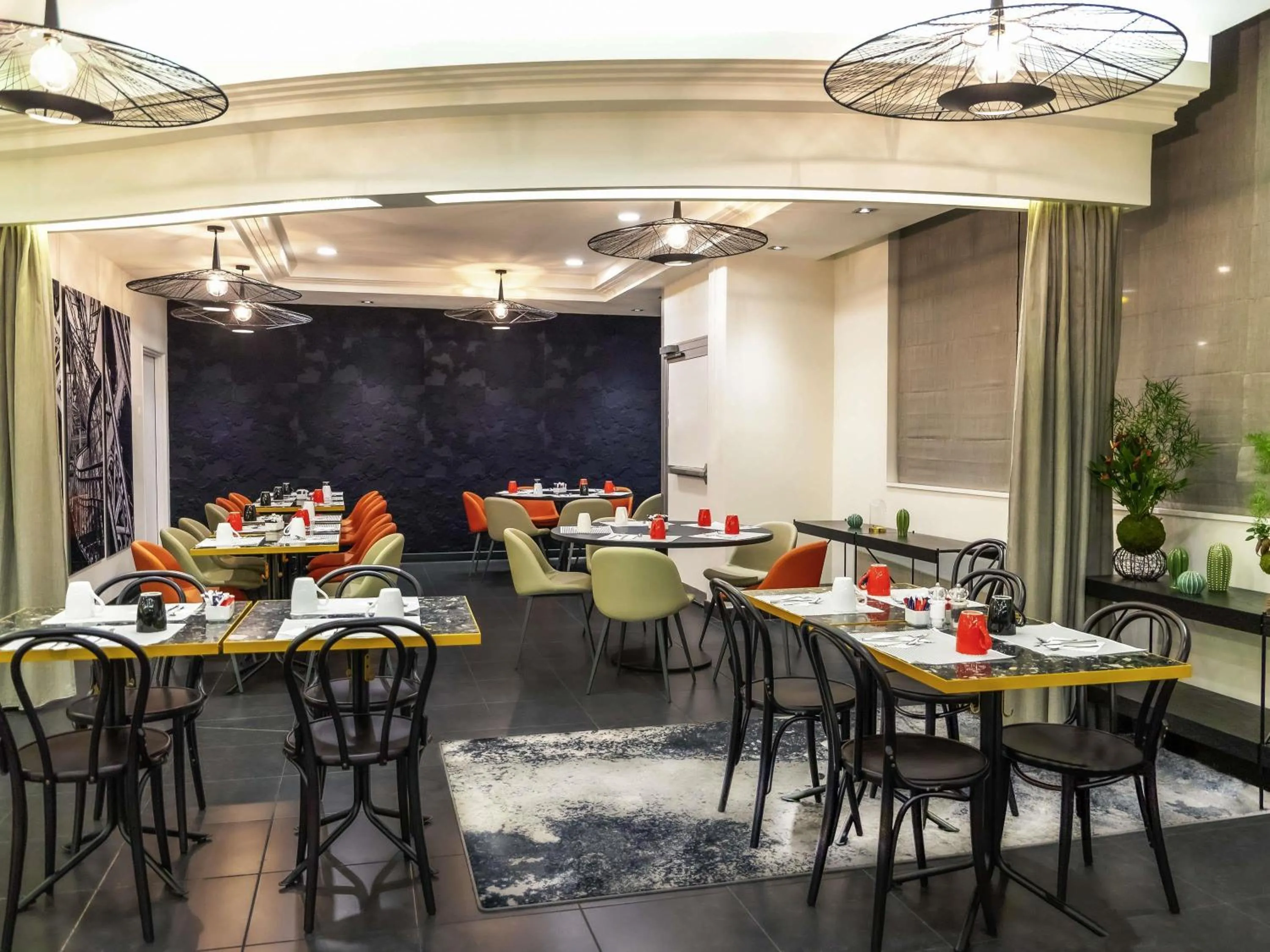 Restaurant/places to eat in Novotel Paris 17