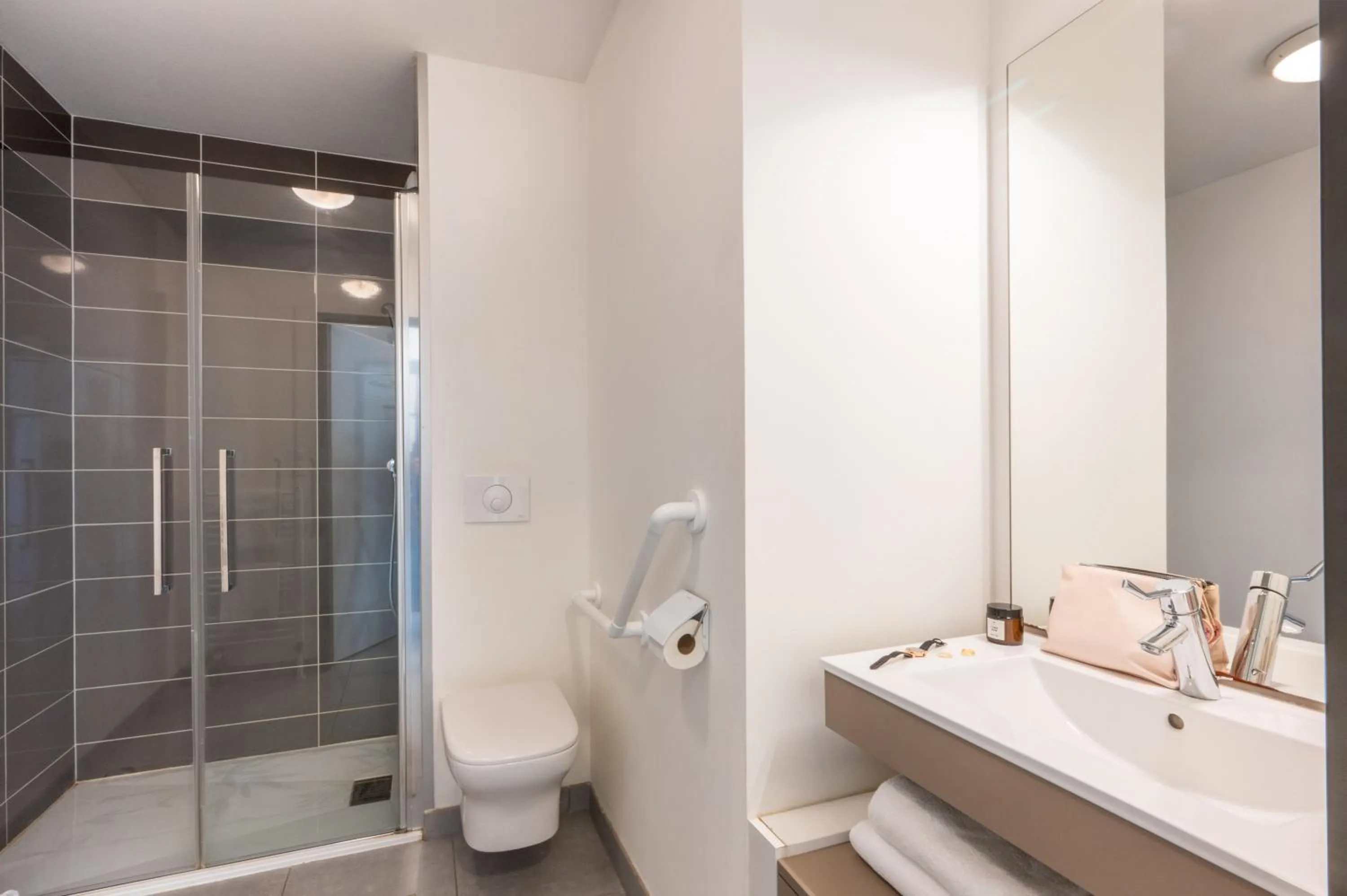 Bathroom in Nemea Appart Hotel Grand Cœur Nancy Centre