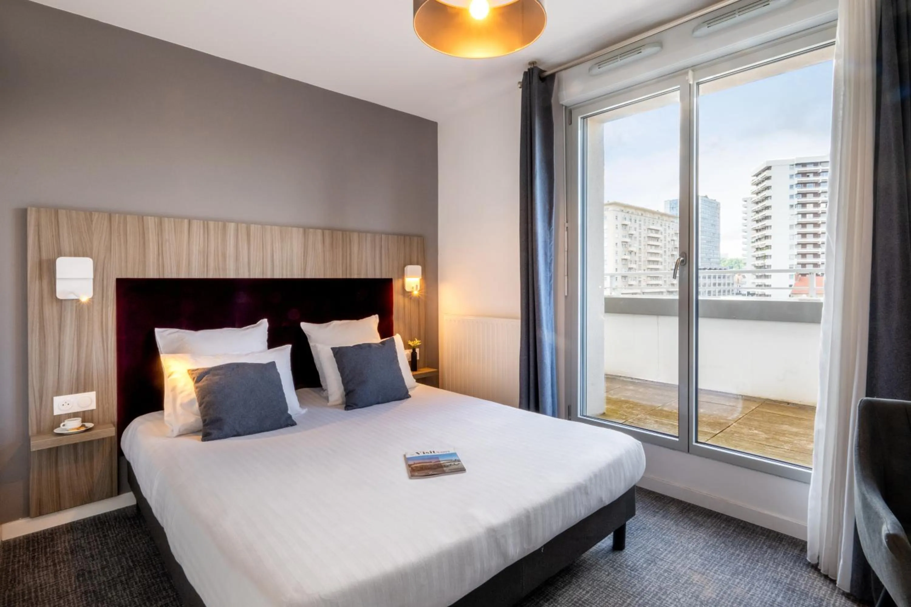 Bedroom, Bed in Nemea Appart Hotel Grand Cœur Nancy Centre