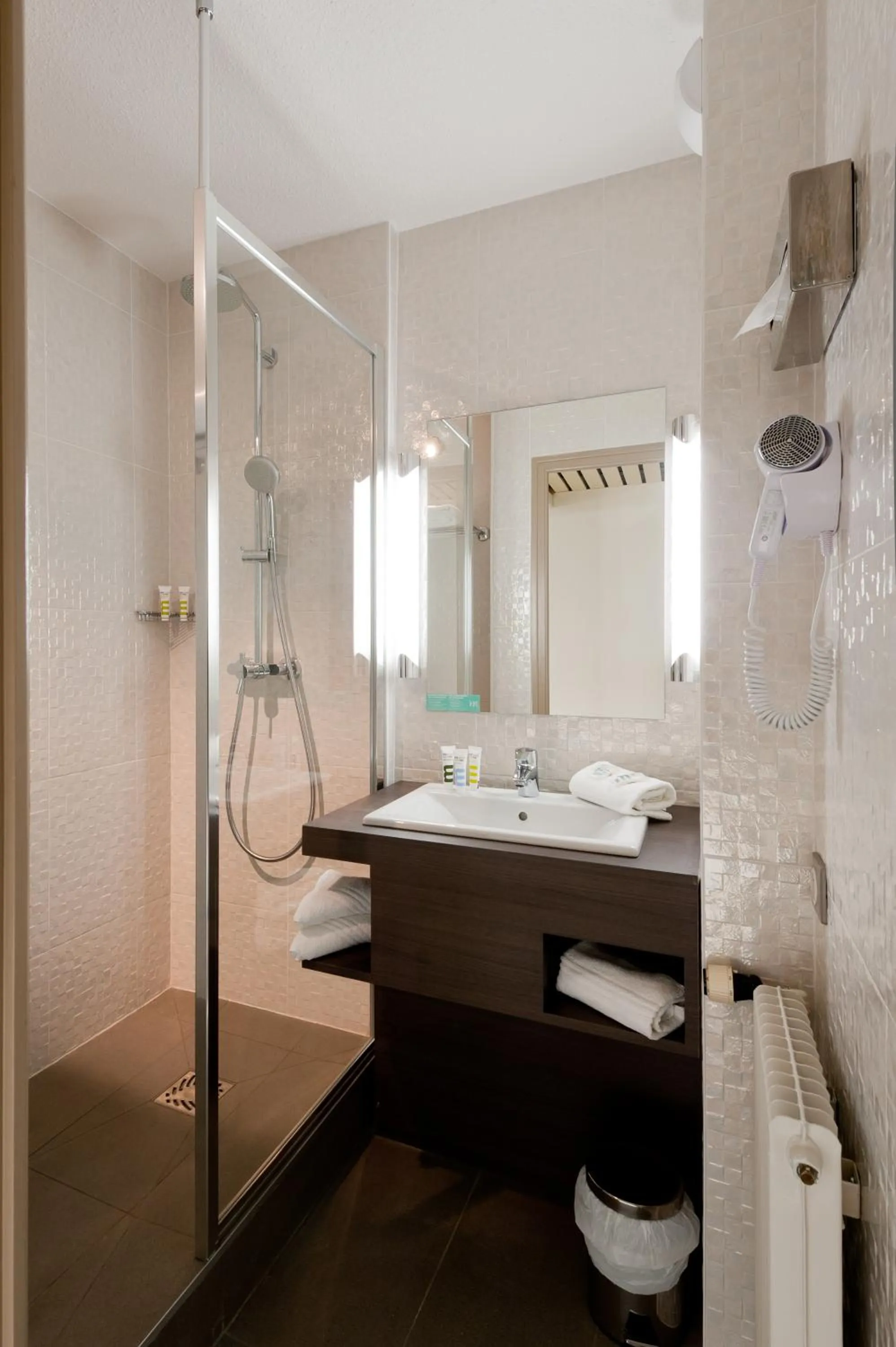 Shower in Mercure Vannes Le Port