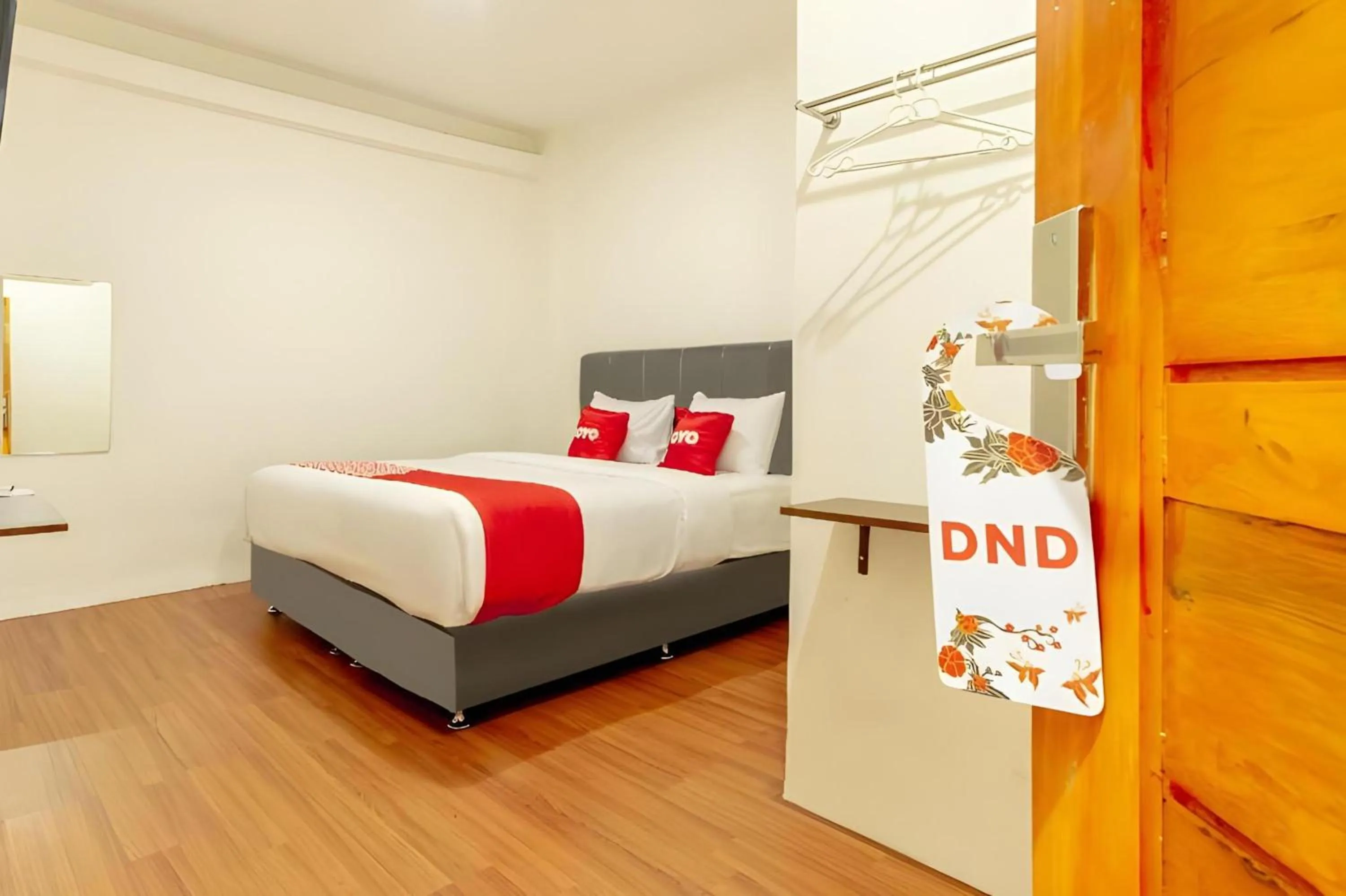 Photo of the whole room, Bed in Collection O Medan City Near Rsud Dr Pirngadi Formerly Tmj Guest House