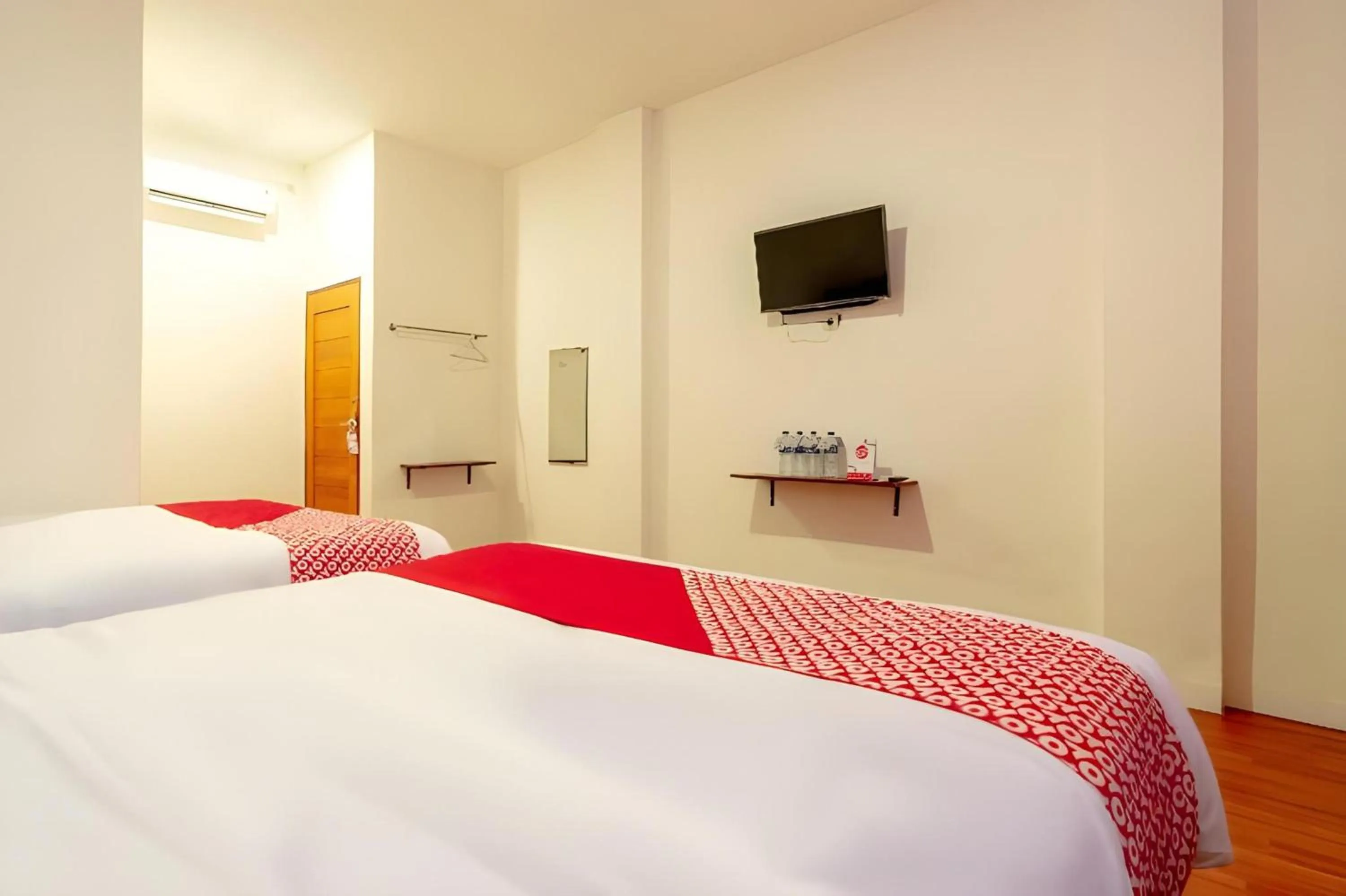 Photo of the whole room, Bed in Collection O Medan City Near Rsud Dr Pirngadi Formerly Tmj Guest House