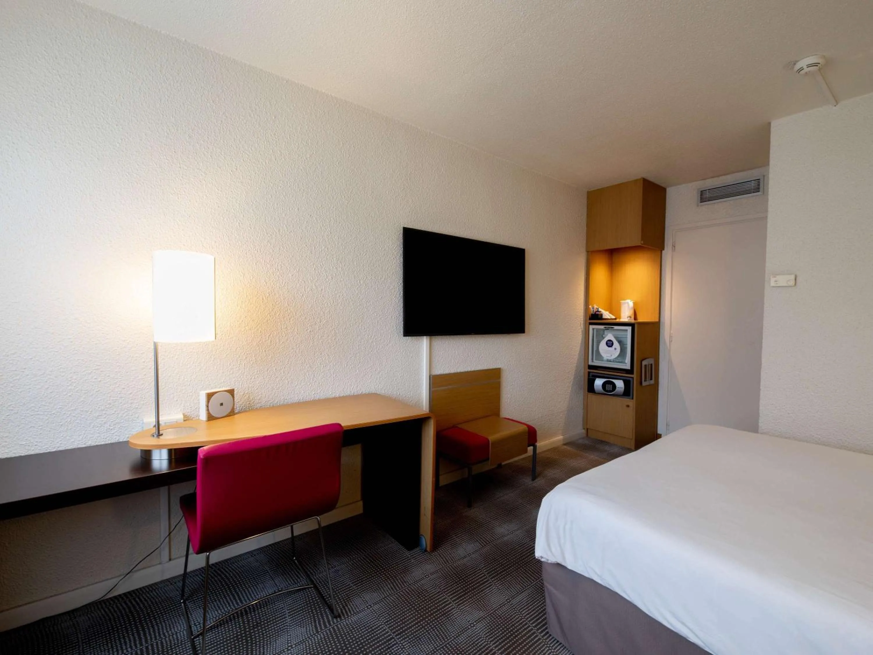 Property building, TV/Entertainment Center in Novotel Genève Aéroport France