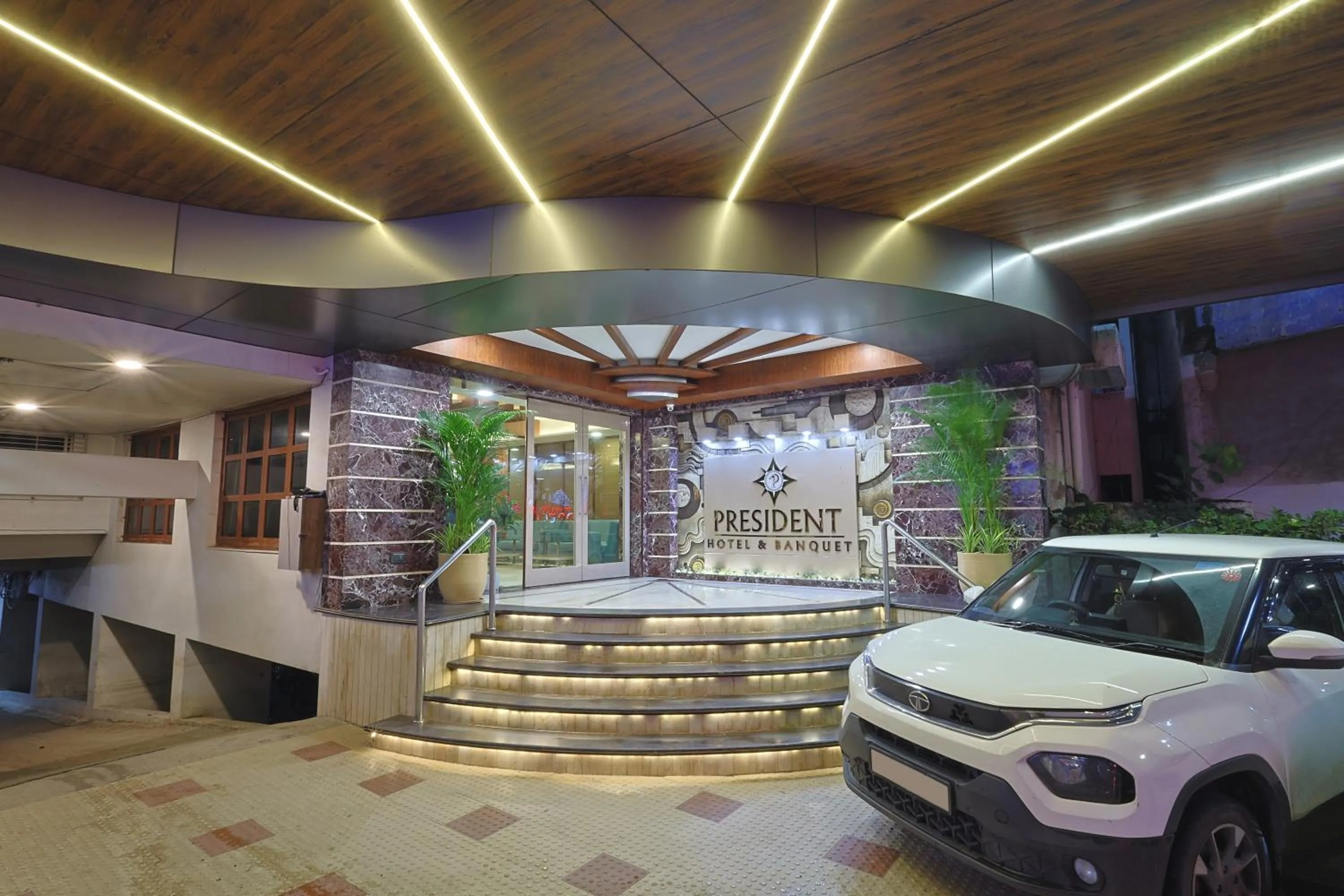 Facade/entrance in Hotel President