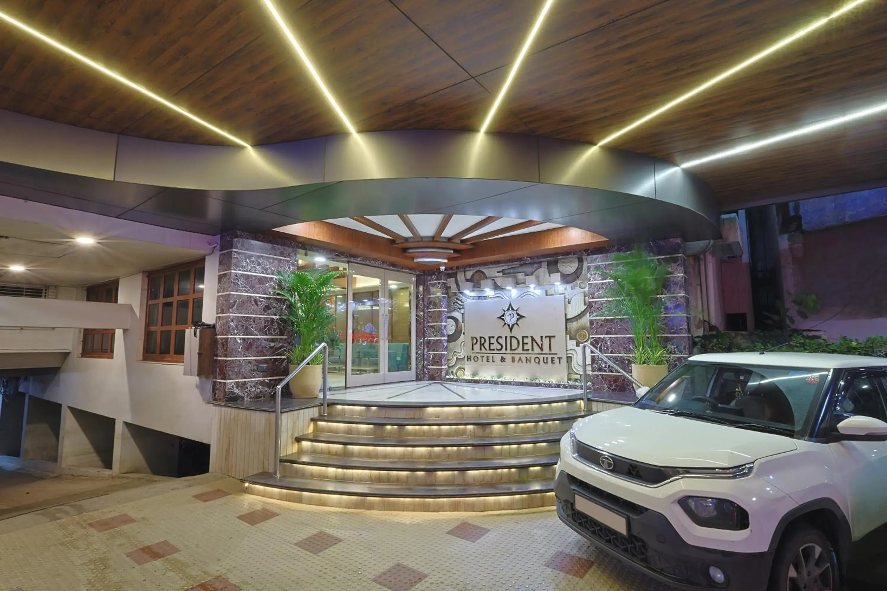 Facade/entrance in Hotel President Facade/entrance in Hotel President