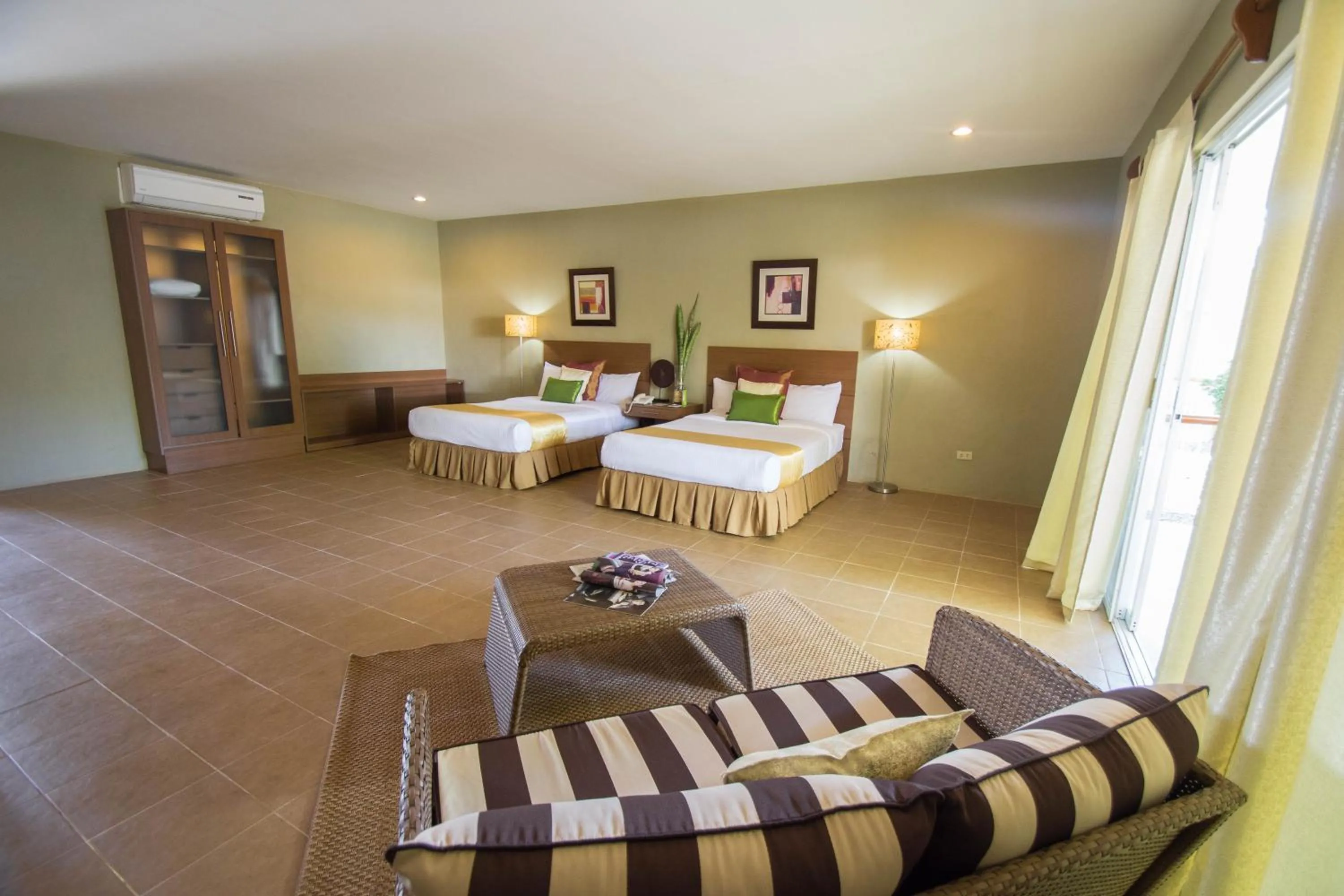 Living room, Bed in Almont Inland Resort