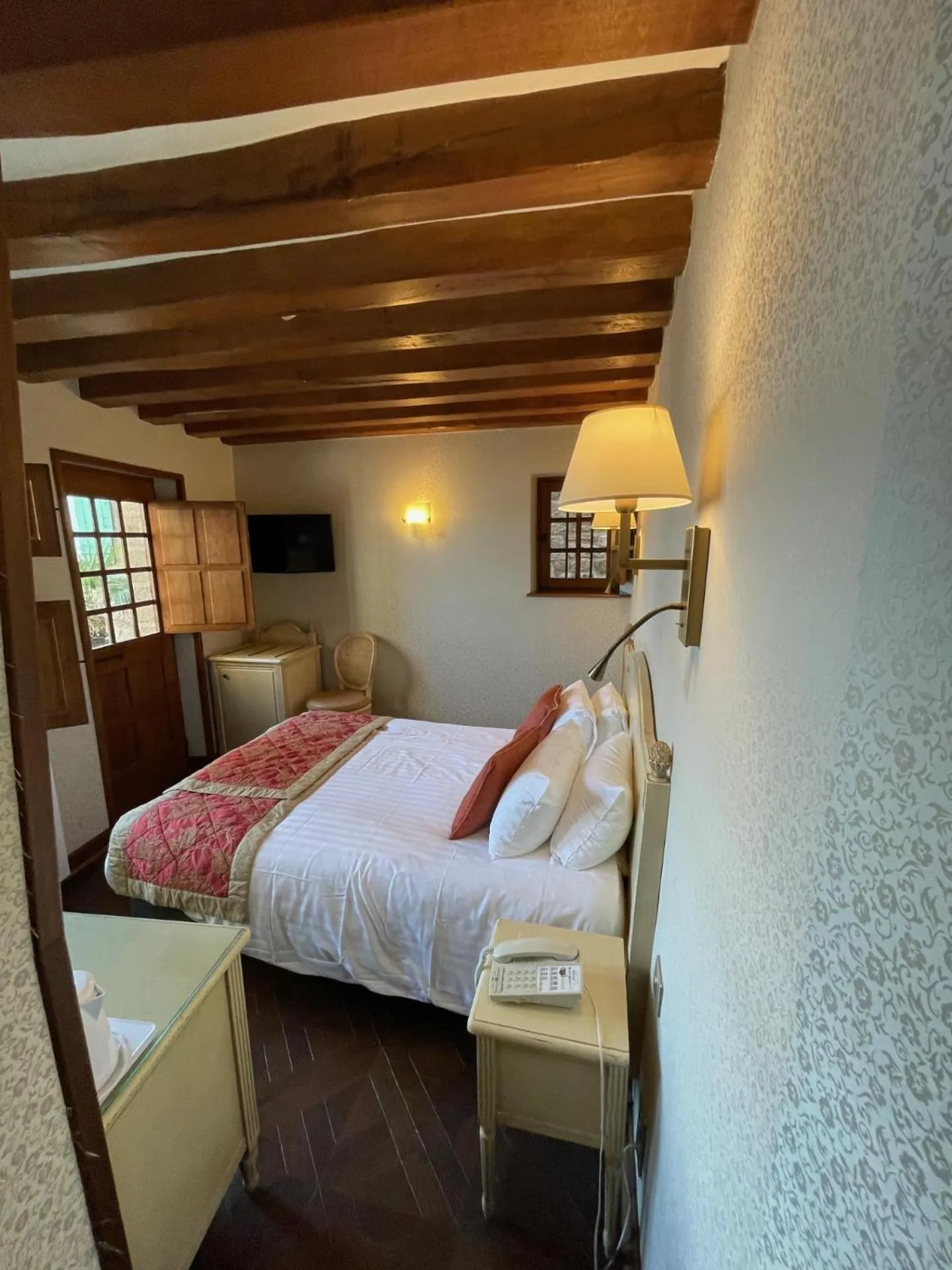 Bed in Auberge Saint Pierre