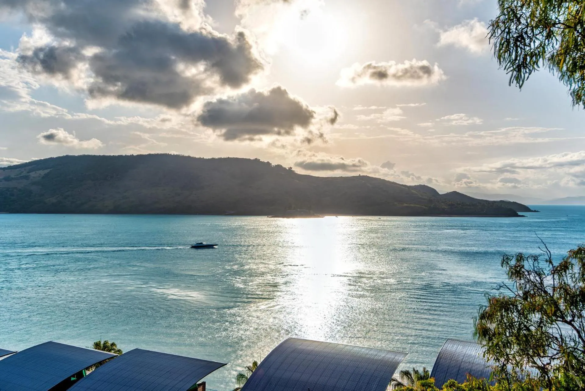 Waves 5 Luxury 3 Bedroom Breathtaking Ocean Views Central Location