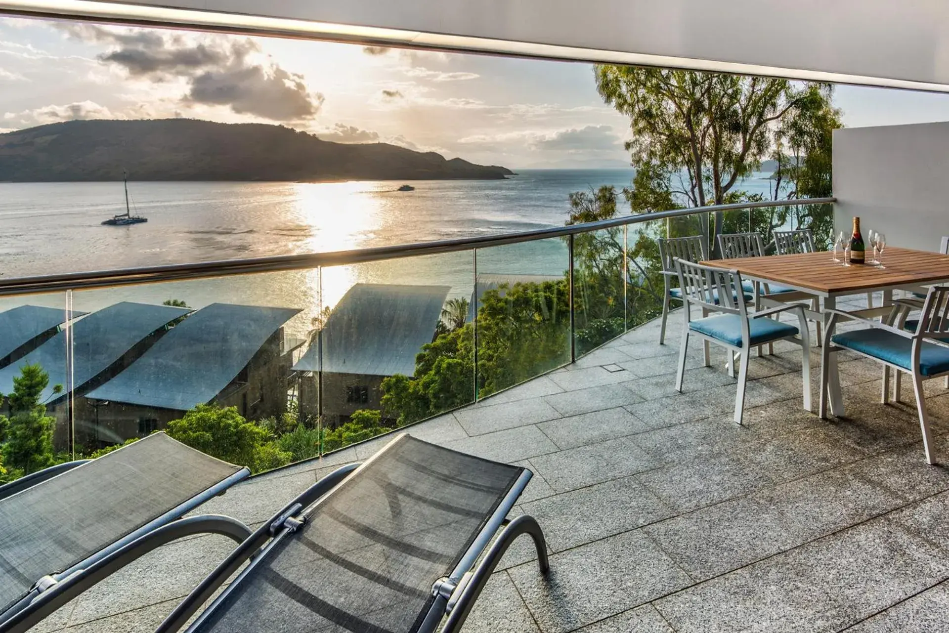 Waves 5 Luxury 3 Bedroom Breathtaking Ocean Views Central Location Waves 5 Luxury 3 Bedroom Breathtaking Ocean Views Central Location