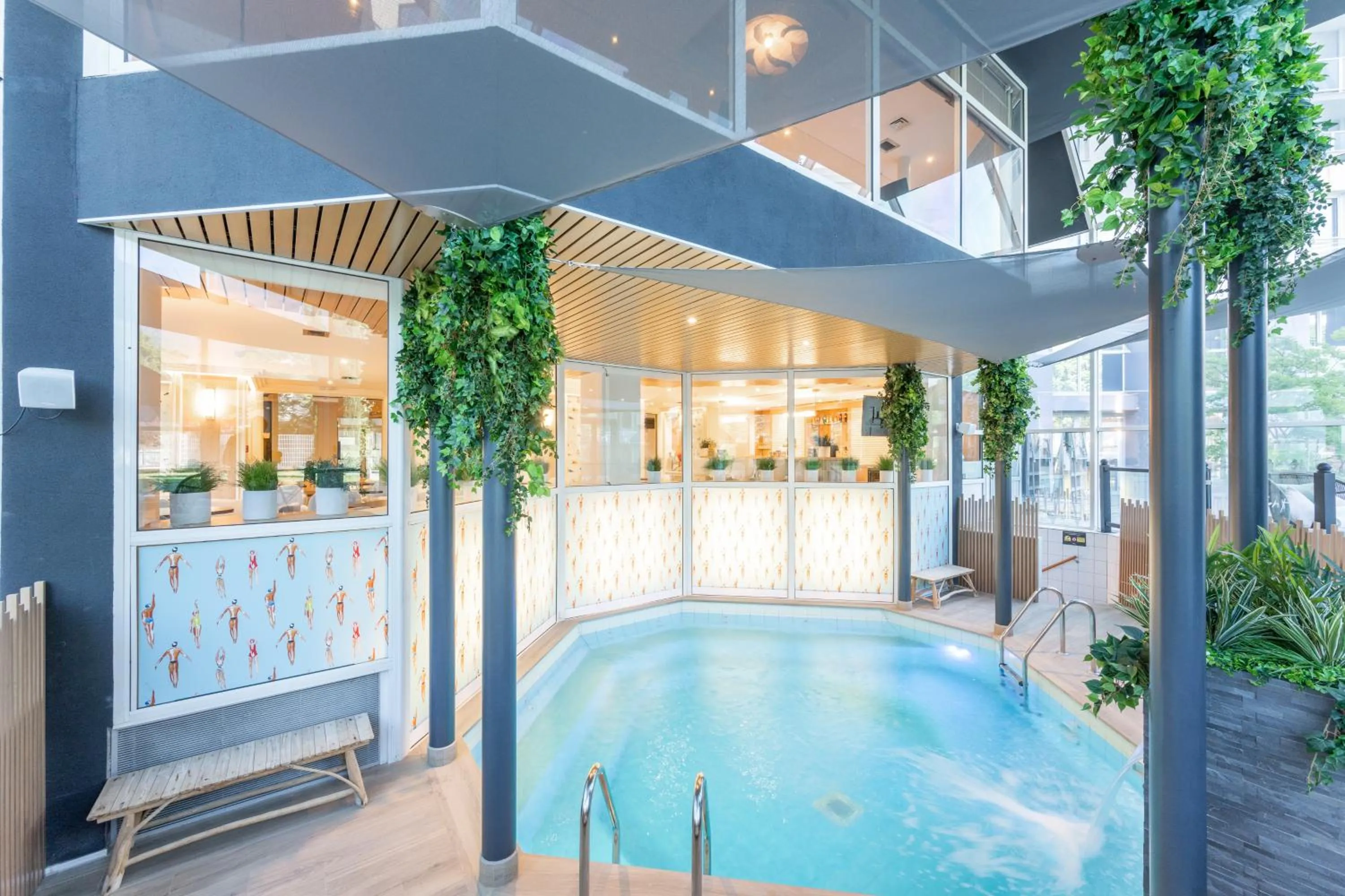 Swimming pool in Mercure Grenoble Centre Porte des Alpes