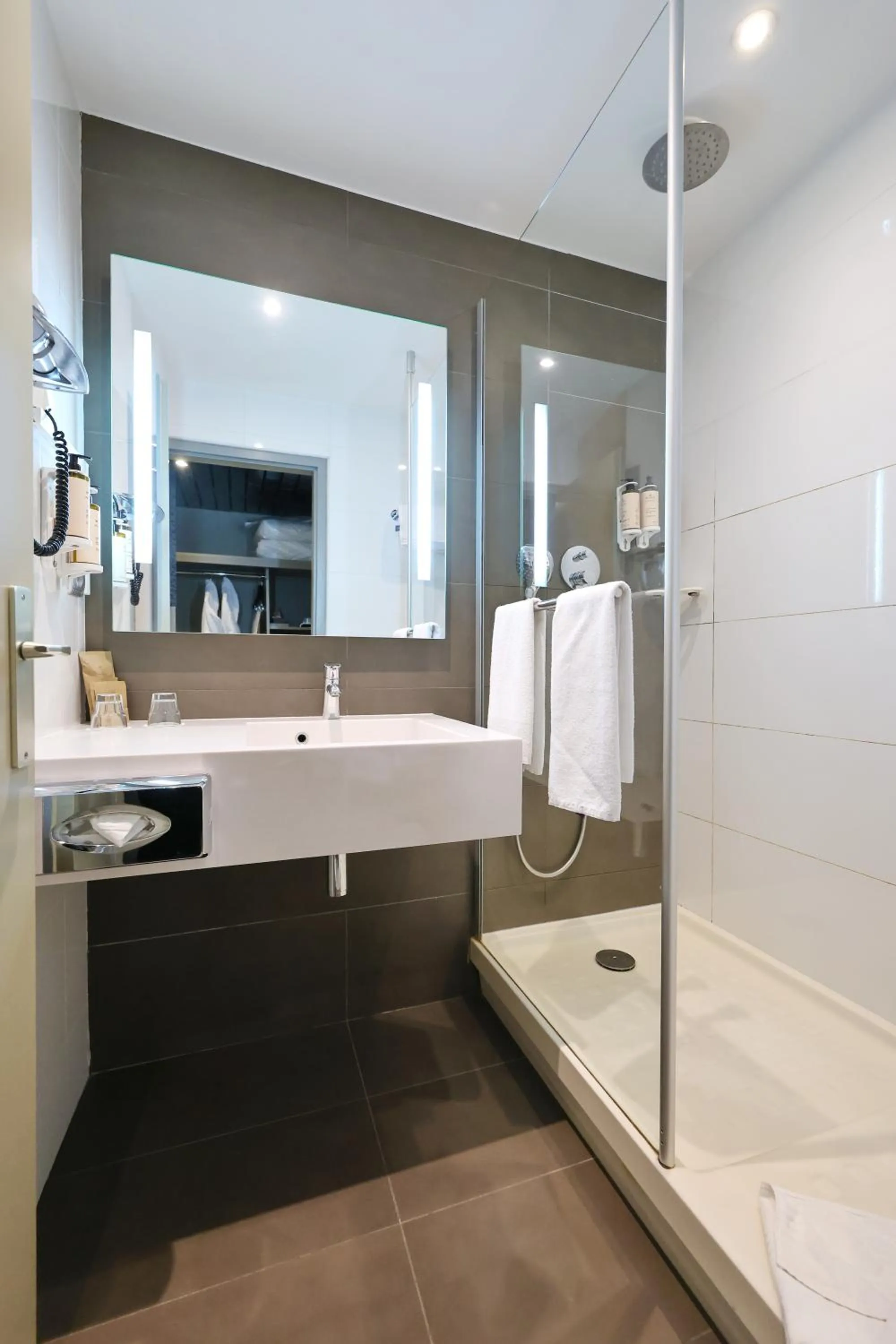 Shower in Mercure Grenoble Centre Porte des Alpes