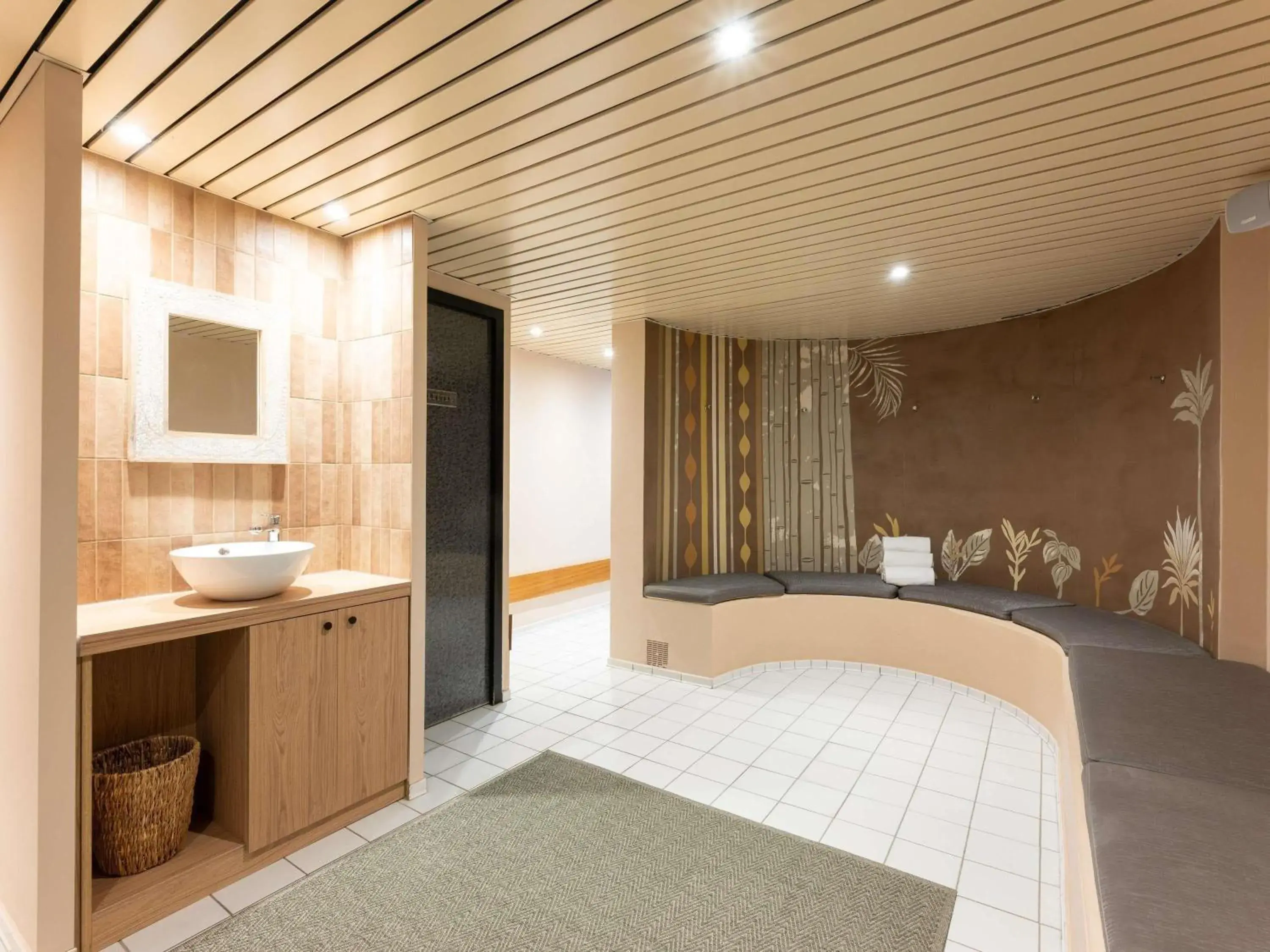 Pool view, Bed in Mercure Grenoble Centre Porte des Alpes Pool view, Bed in Mercure Grenoble Centre Porte des Alpes