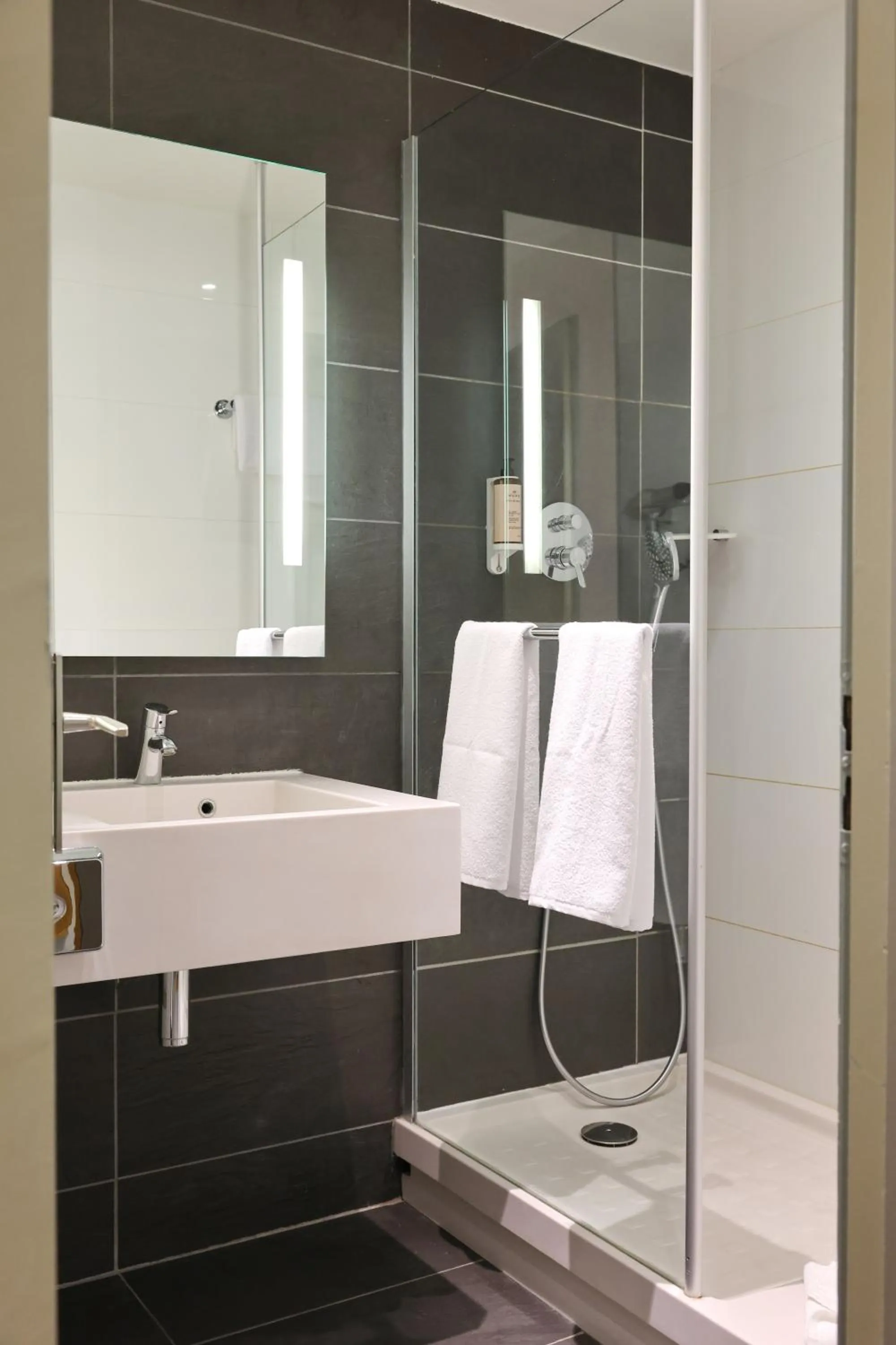 Shower in Mercure Grenoble Centre Porte des Alpes