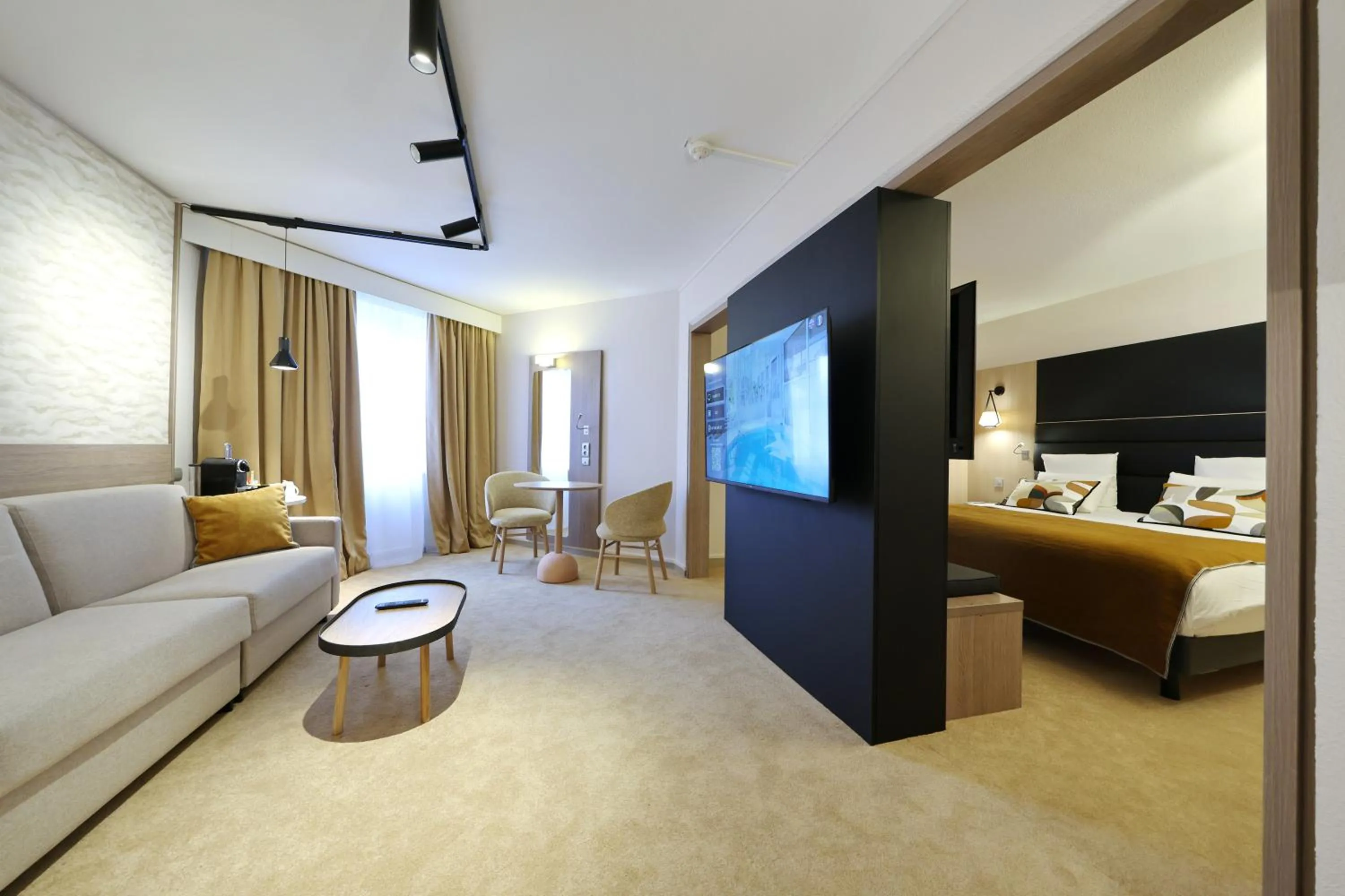 Seating area, Bed in Mercure Grenoble Centre Porte des Alpes