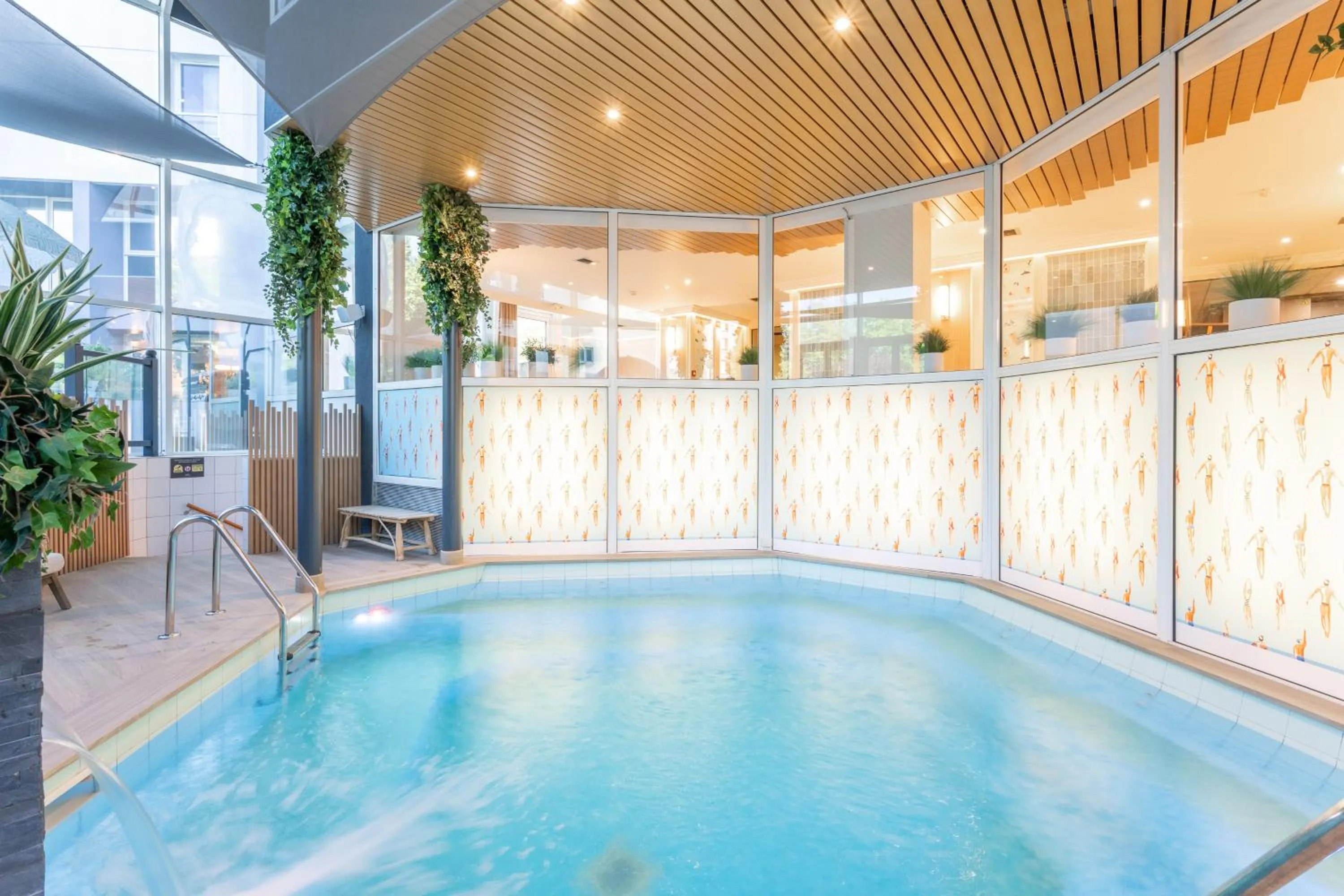 Swimming pool in Mercure Grenoble Centre Porte des Alpes