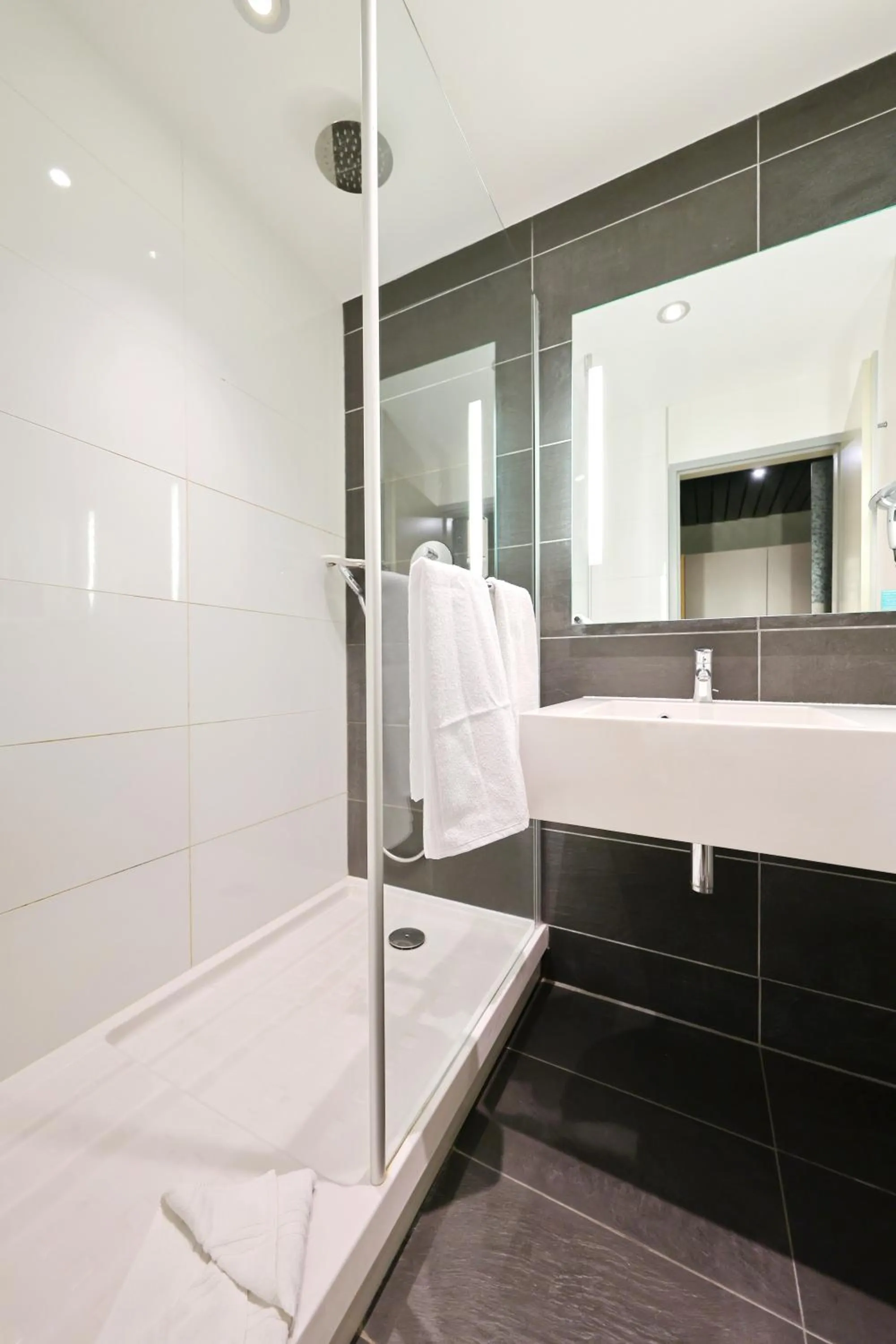Shower in Mercure Grenoble Centre Porte des Alpes