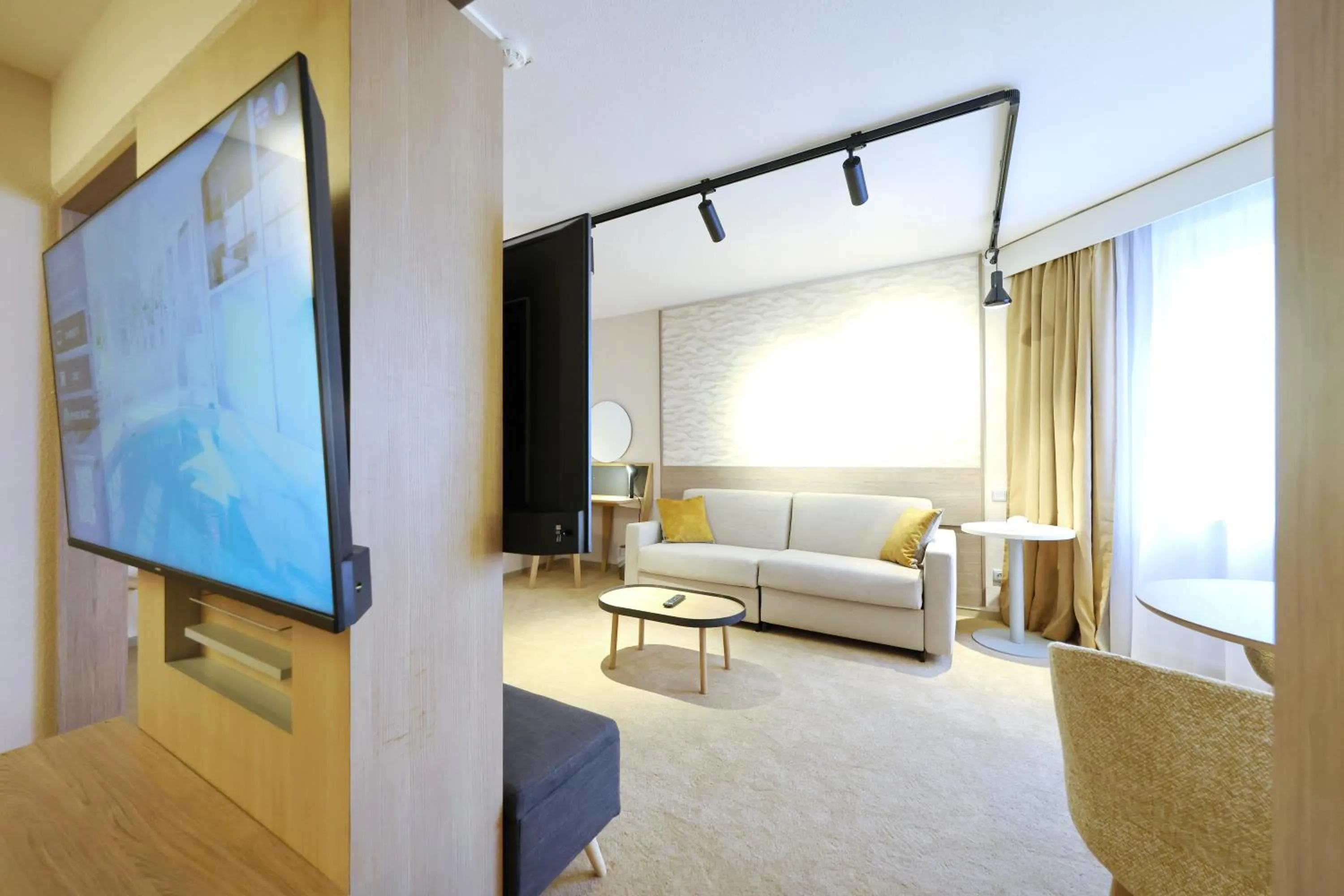 TV and multimedia in Mercure Grenoble Centre Porte des Alpes