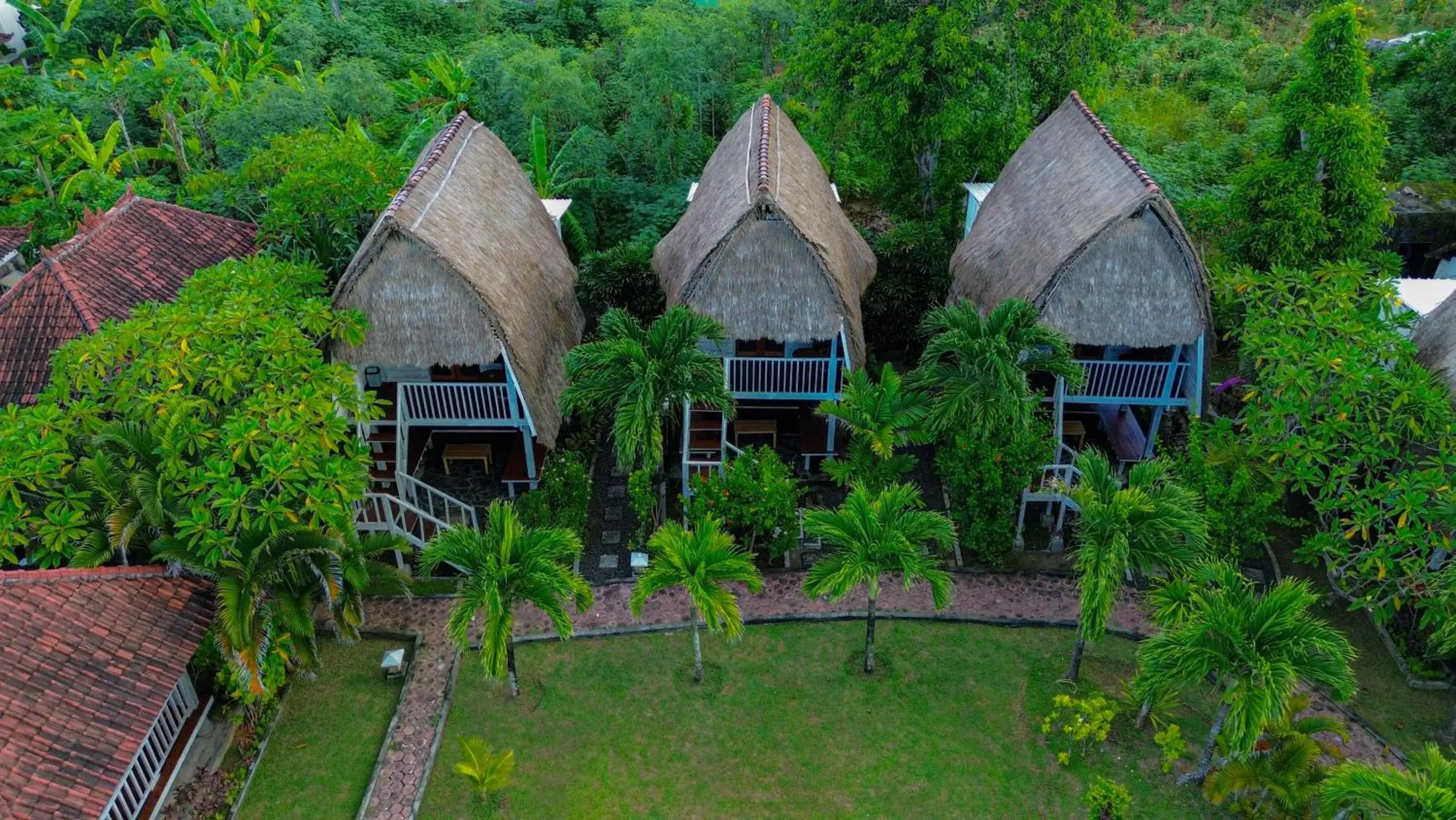 Property building in Abian Huts Dream Beach Lembongan Property building in Abian Huts Dream Beach Lembongan