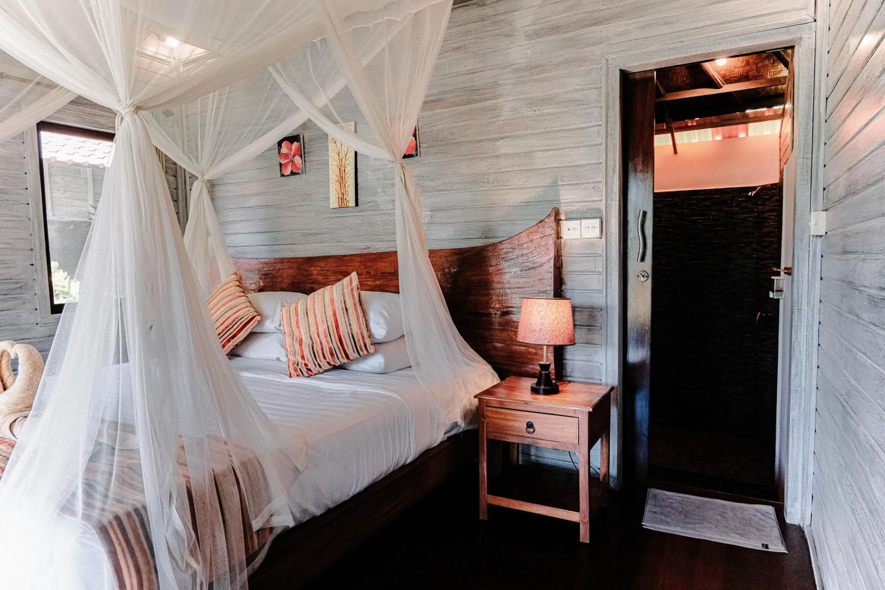 Bathroom, Bed in Abian Huts Dream Beach Lembongan